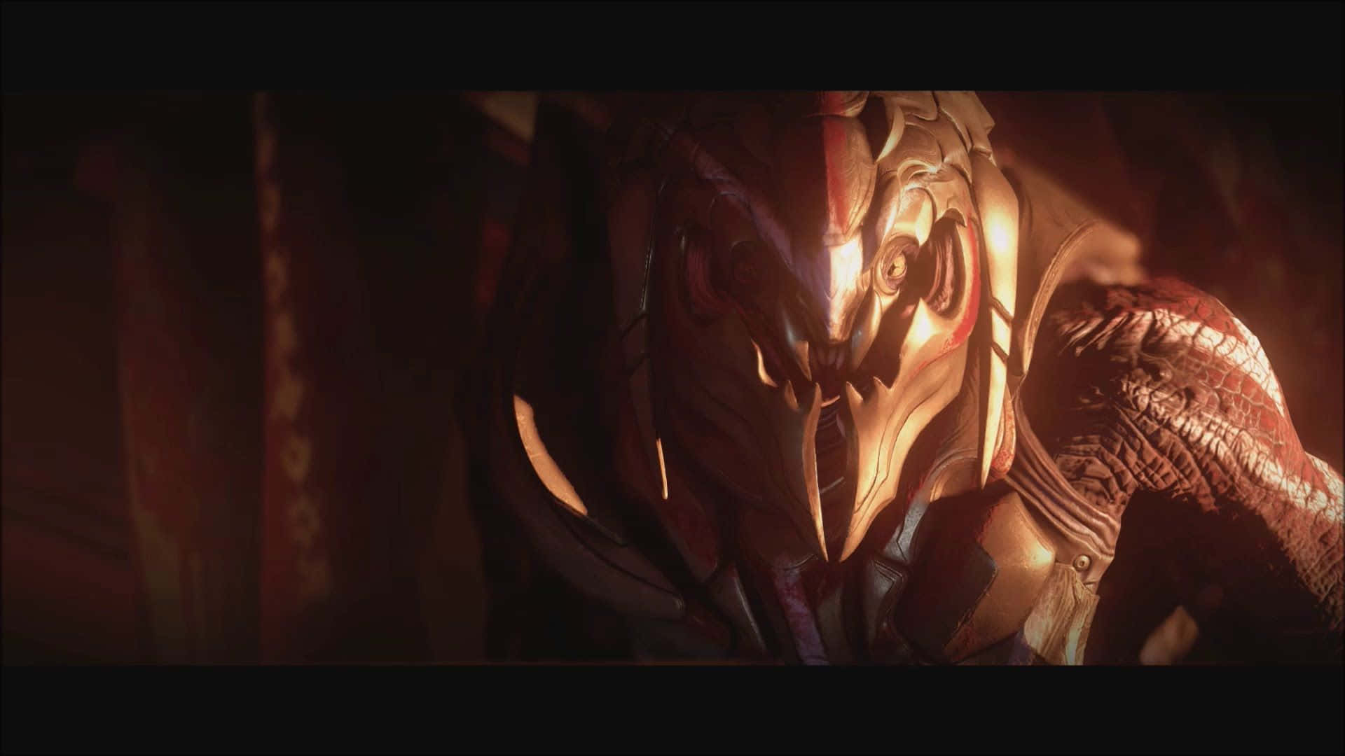 Halo Arbiter 桌布 壁紙 — 一個在黑暗環境中，被溫暖紅光照亮的、擁有發光眼睛和紋理皮膚的威脅性裝甲外星戰士。