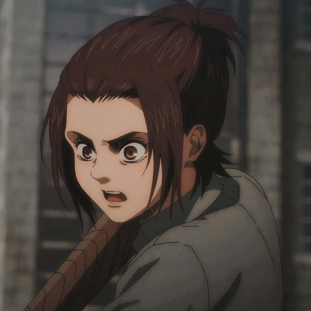 Gabi Braun 桌布 壁紙 — 一個堅定的動漫女孩，棕色頭髮紮成高馬尾，手持武器，越過肩膀強烈地凝視。