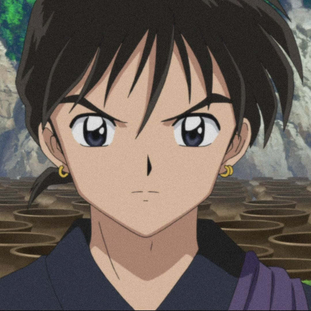 Inuyasha And Miroku 桌布 壁紙 — 一個堅定的動漫女孩，深色頭髮和藍色眼睛，在岩石背景下以嚴肅的表情向前凝視。