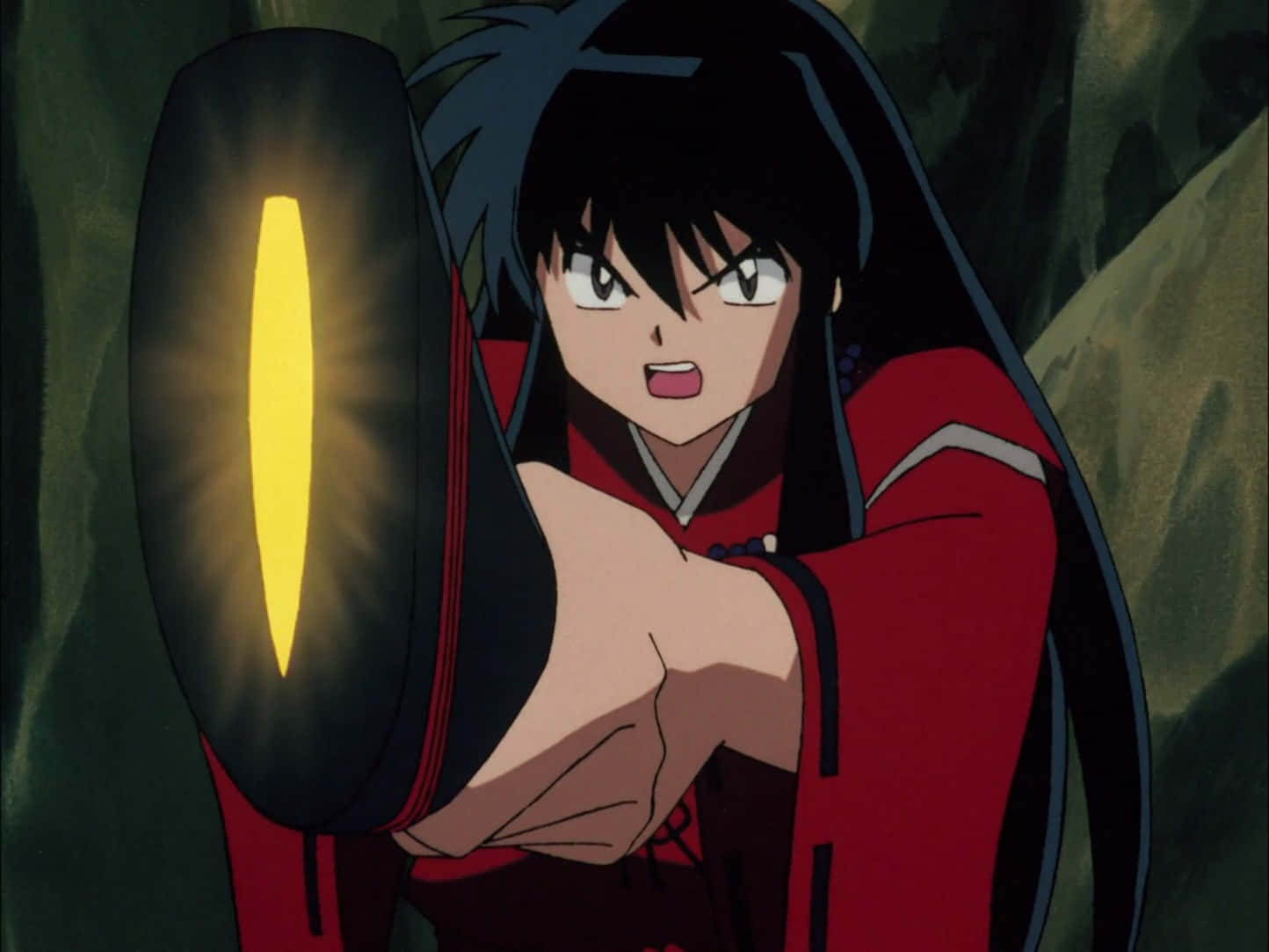 Inuyasha And Tessaiga 桌布 壁紙 — 一個堅定的動漫女孩，身穿紅色盔甲，在黑暗的森林中握著一把發光的黃色劍。