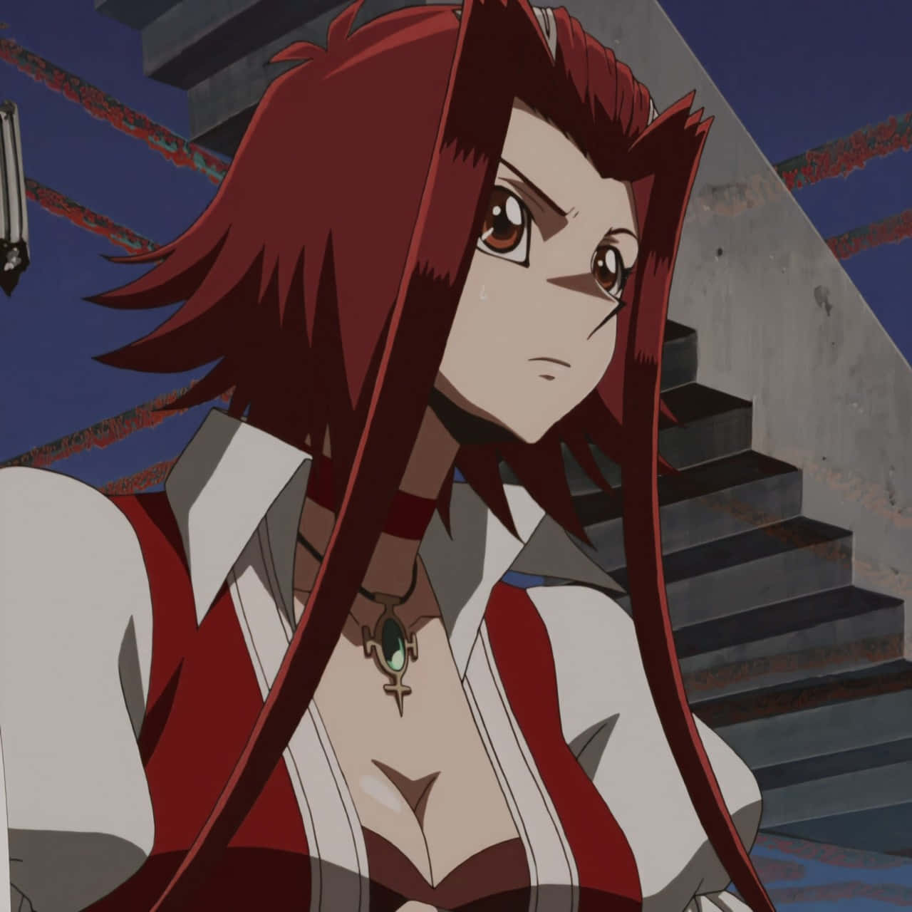 Akiza Izinski 桌布 壁紙 — 一個堅定的動漫女孩，長長嘅紅頭髮同綠色吊墜，企喺黃昏天空下嘅混凝土樓梯前面。