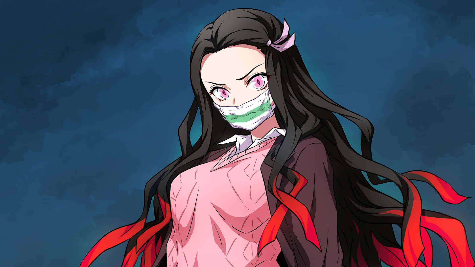 鬼滅之刃 火鬼 桌布 壁紙 — 一個堅定的動漫女孩，長長的黑髮和粉紅色的眼睛，戴著醫用口罩和紅色絲帶，背景是深藍色。