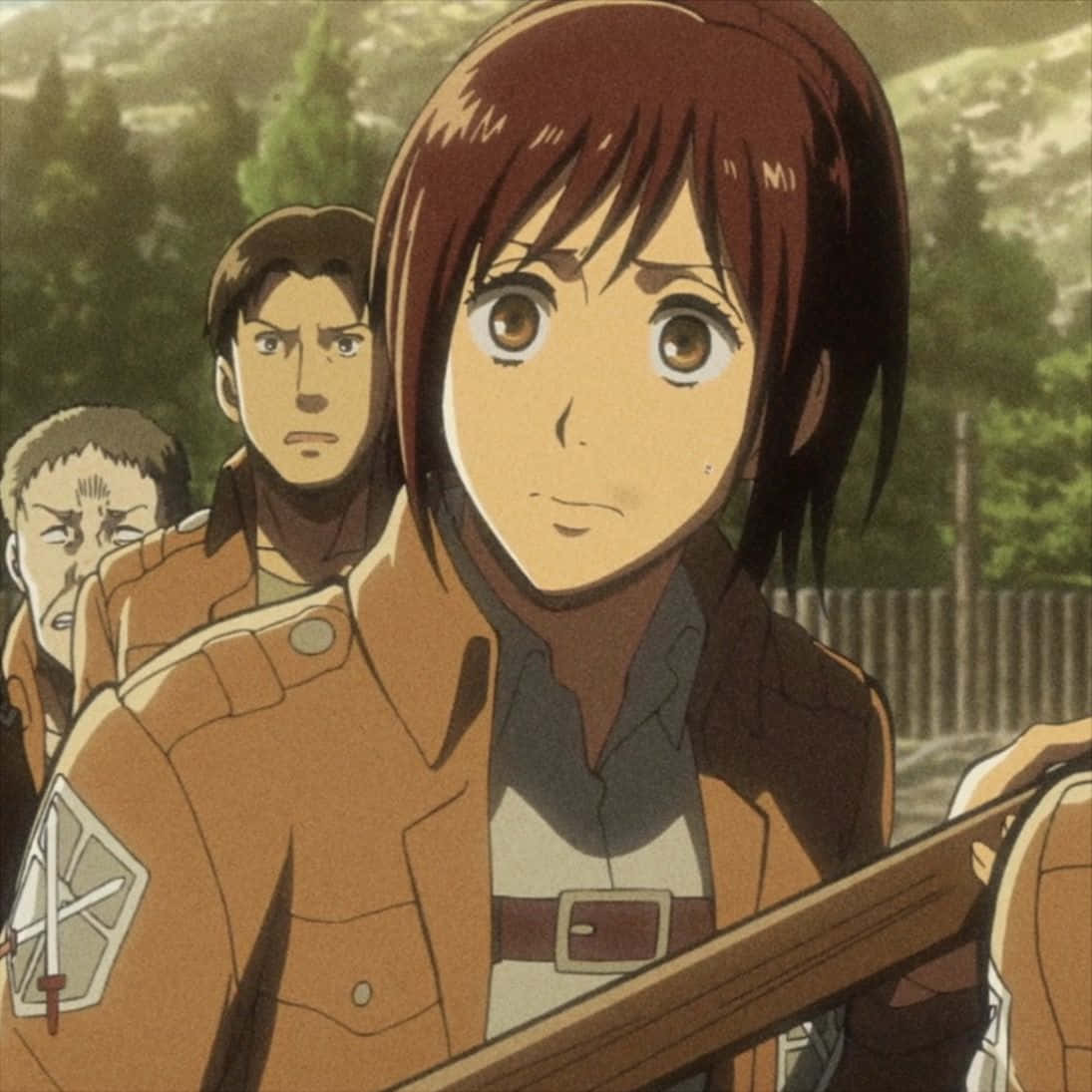 Sasha Blouse 桌布 壁紙 — 一個堅定的動漫女孩穿著棕色軍服，在戶外手持劍，身後有兩個同伴在森林區域。