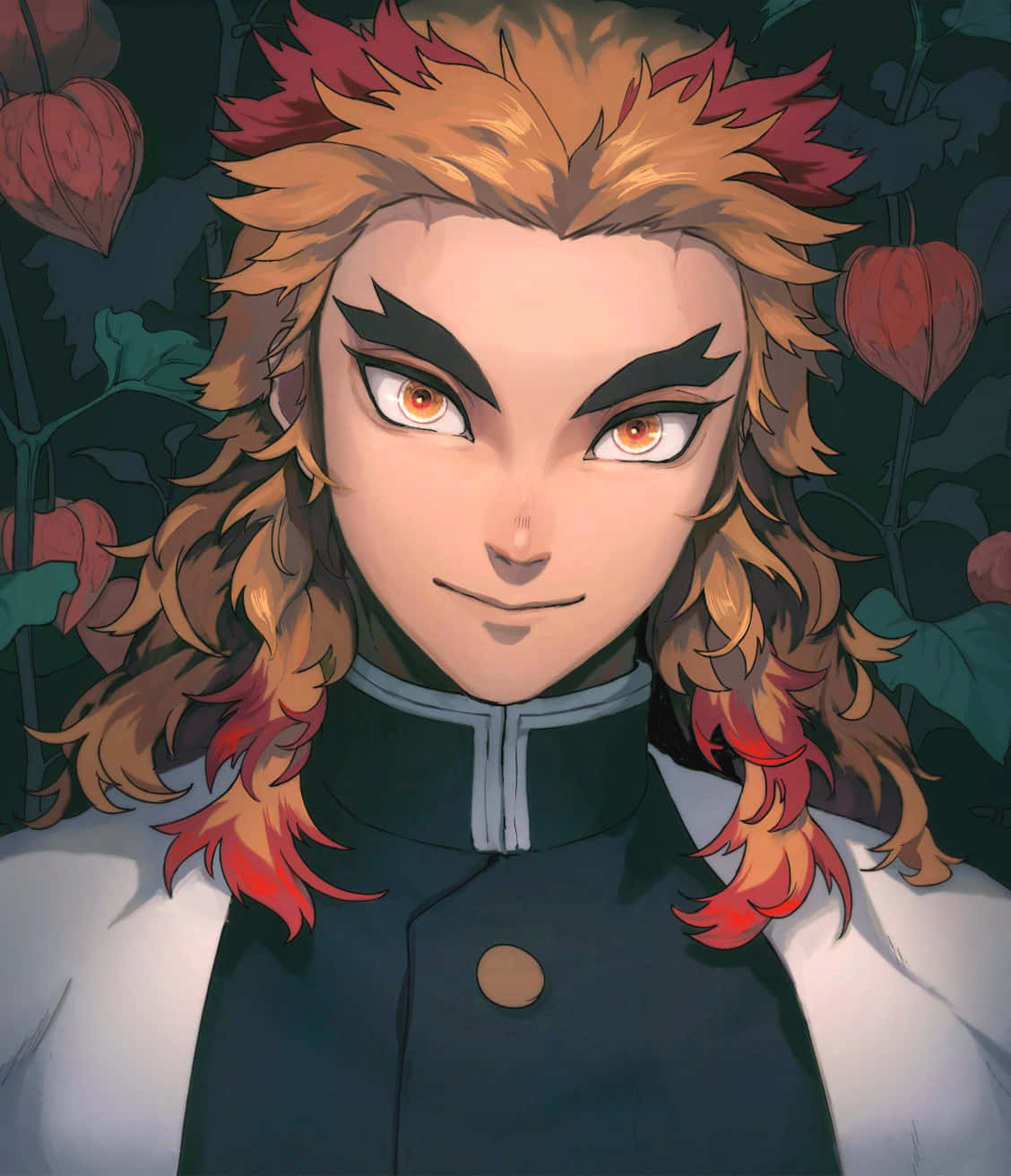 Rengoku Aesthetic 桌布 壁紙 — 一個堅定的動漫戰士，擁有火熱的橙色頭髮和強烈的琥珀色眼睛，站在黑暗的樹葉中，周圍有發光的燈籠花。