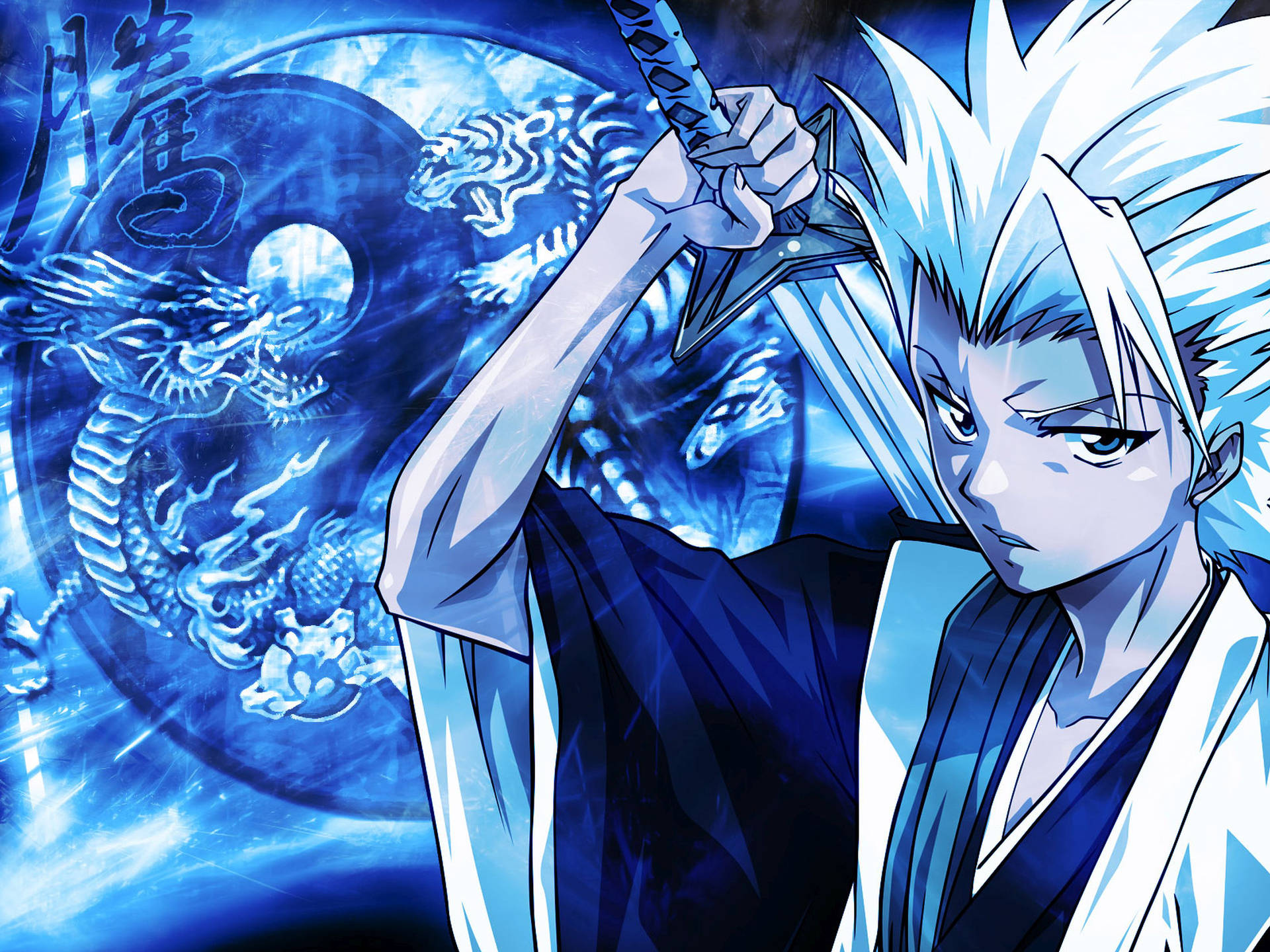 Bleach Anime 桌布 壁紙 — 一個堅定的動漫戰士，有著尖刺的白髮，揮舞著劍對抗旋轉的藍龍和陰陽背景。