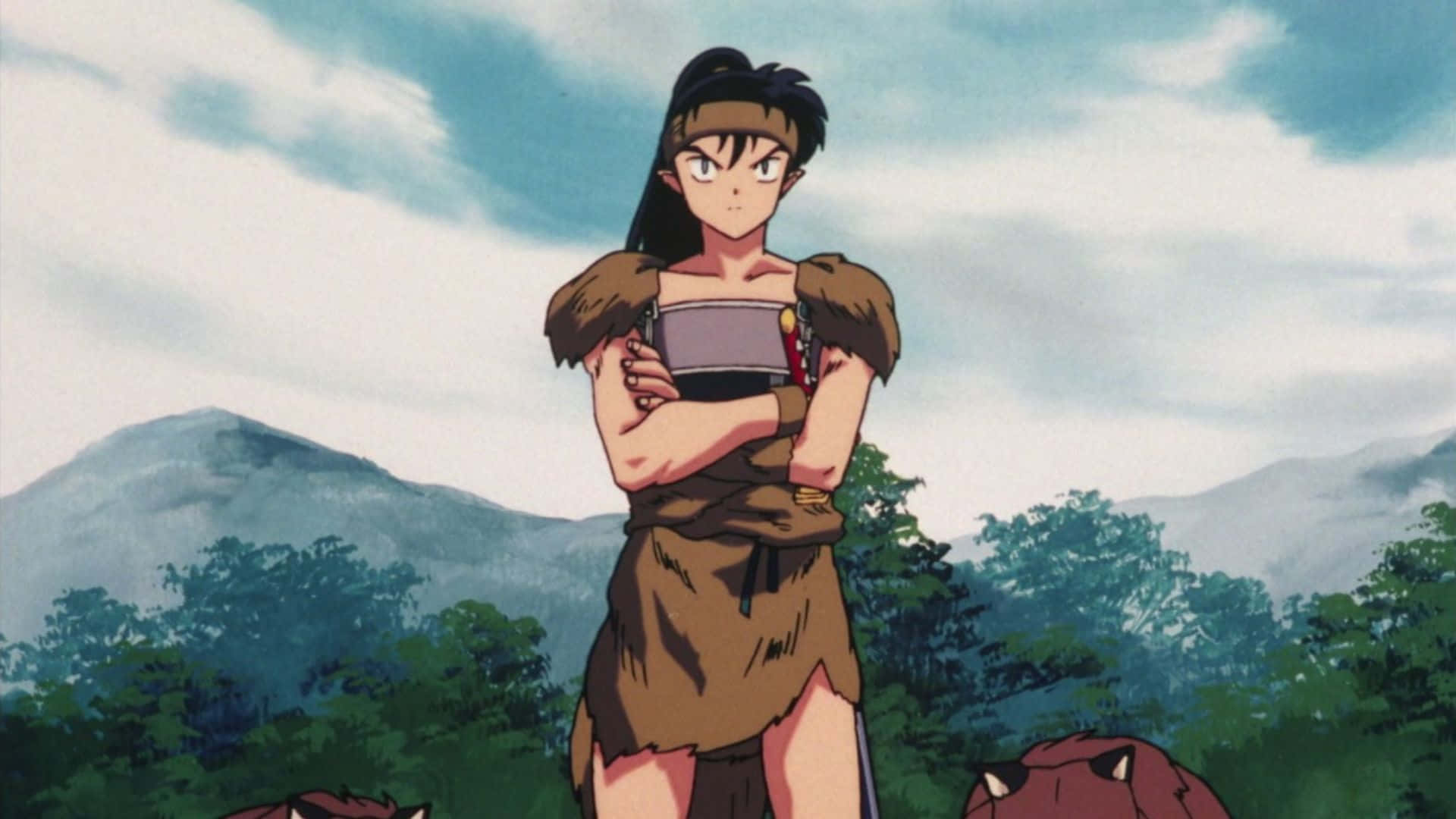 Inuyasha Koga 桌布 壁紙 — 一個堅定的動漫戰士喺多雲天空下嘅森林山谷中交叉雙臂企喺度。