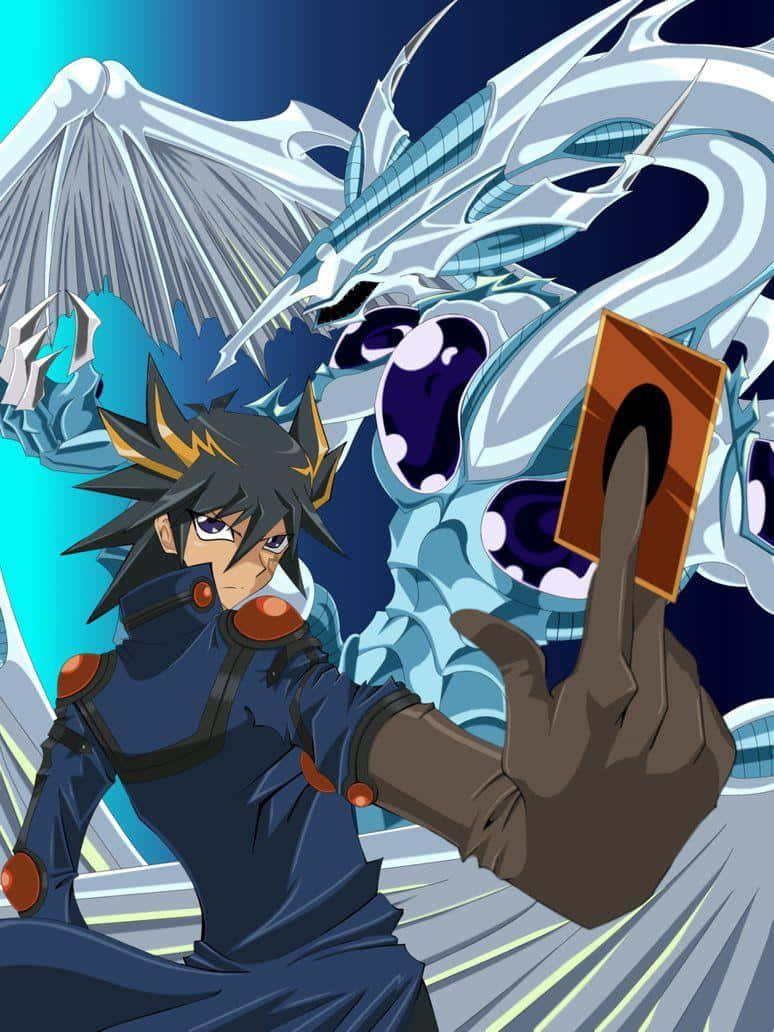Yusei Fudo 桌布 壁紙 — 一個堅定的動漫男孩穿著深藍色衣服，手持一張卡牌，身後一隻巨大的銀色龍睜著發光的眼睛，在鮮藍色背景前咆哮。