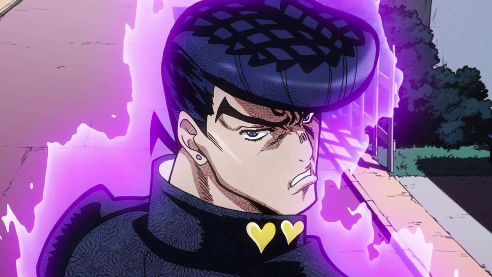 Josuke Higashikata 桌布 壁紙 — 一個堅定的動漫角色，戴著尖刺帽子和金色心形標誌，在都市街道背景下散發紫色能量。