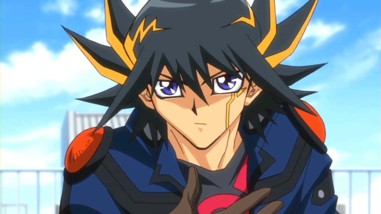 Yusei Fudo 桌布 壁紙 — 一個堅定的動漫角色，擁有尖刺的黑色和黃色頭髮及藍色眼睛，穿著藍色和橙色服裝，在明亮的天空下向前凝視。