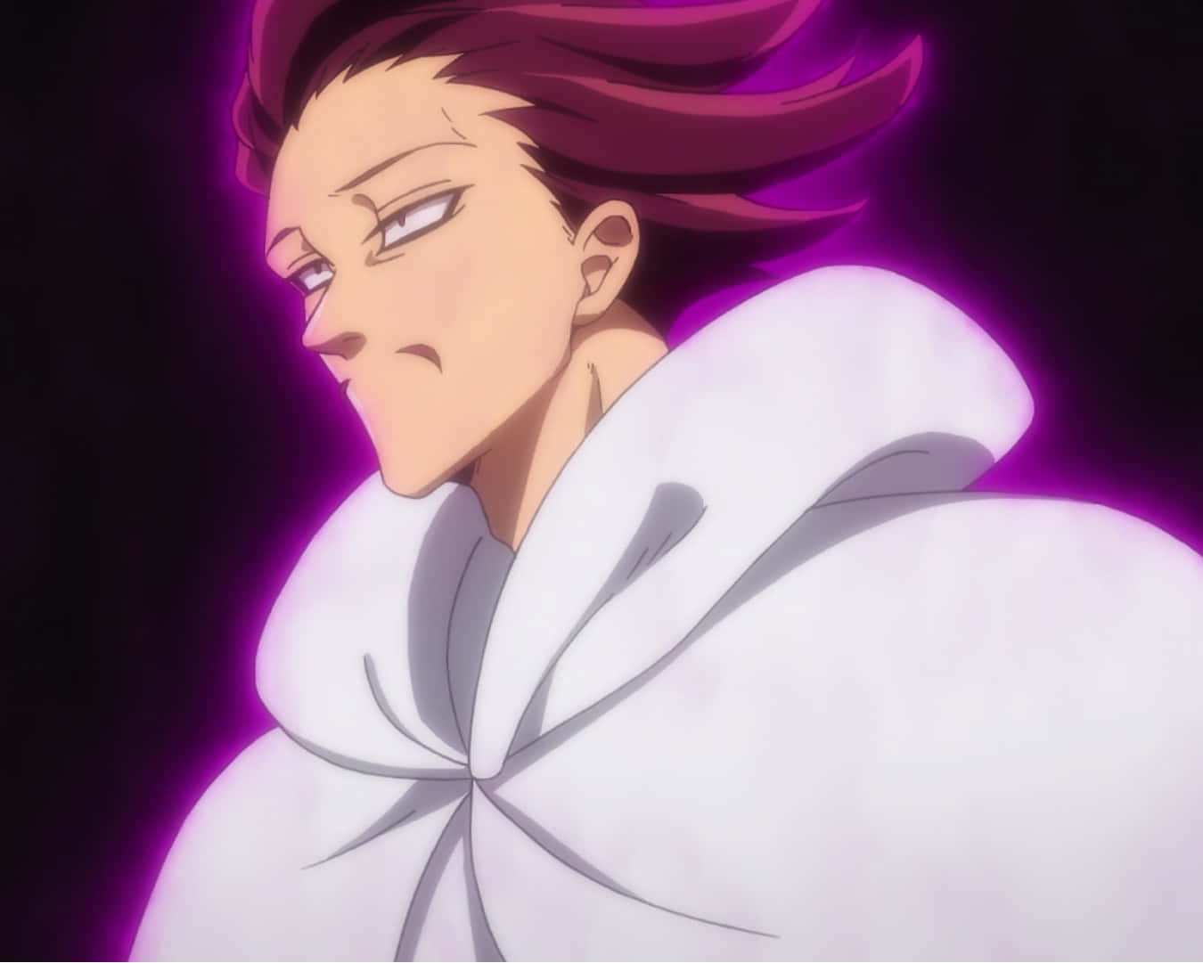 Seven Deadly Sins Monspeet 桌布 壁紙 — 一個堅定的動漫角色，擁有洋紅色頭髮和白色斗篷，在深紫色背景上發光。