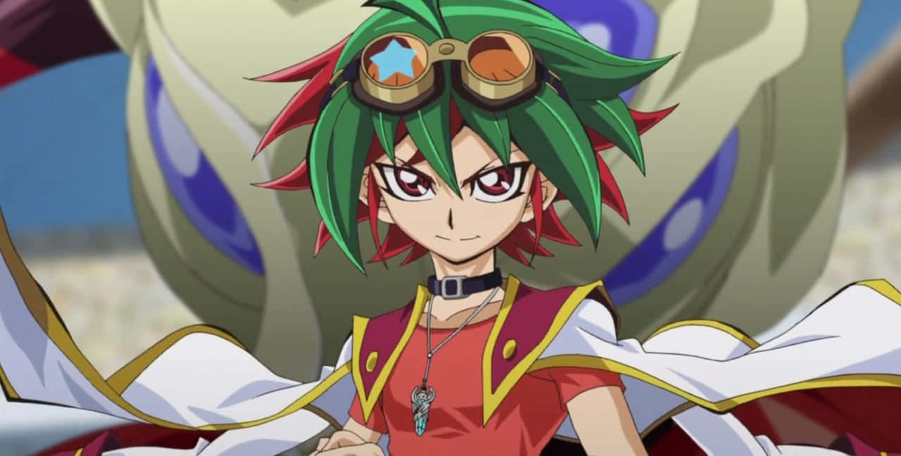 Yuya Sakaki 桌布 壁紙 — 一個堅定的動漫角色，擁有綠色和紅色的尖刺頭髮和護目鏡，自信地站在一個巨型怪物面前。
