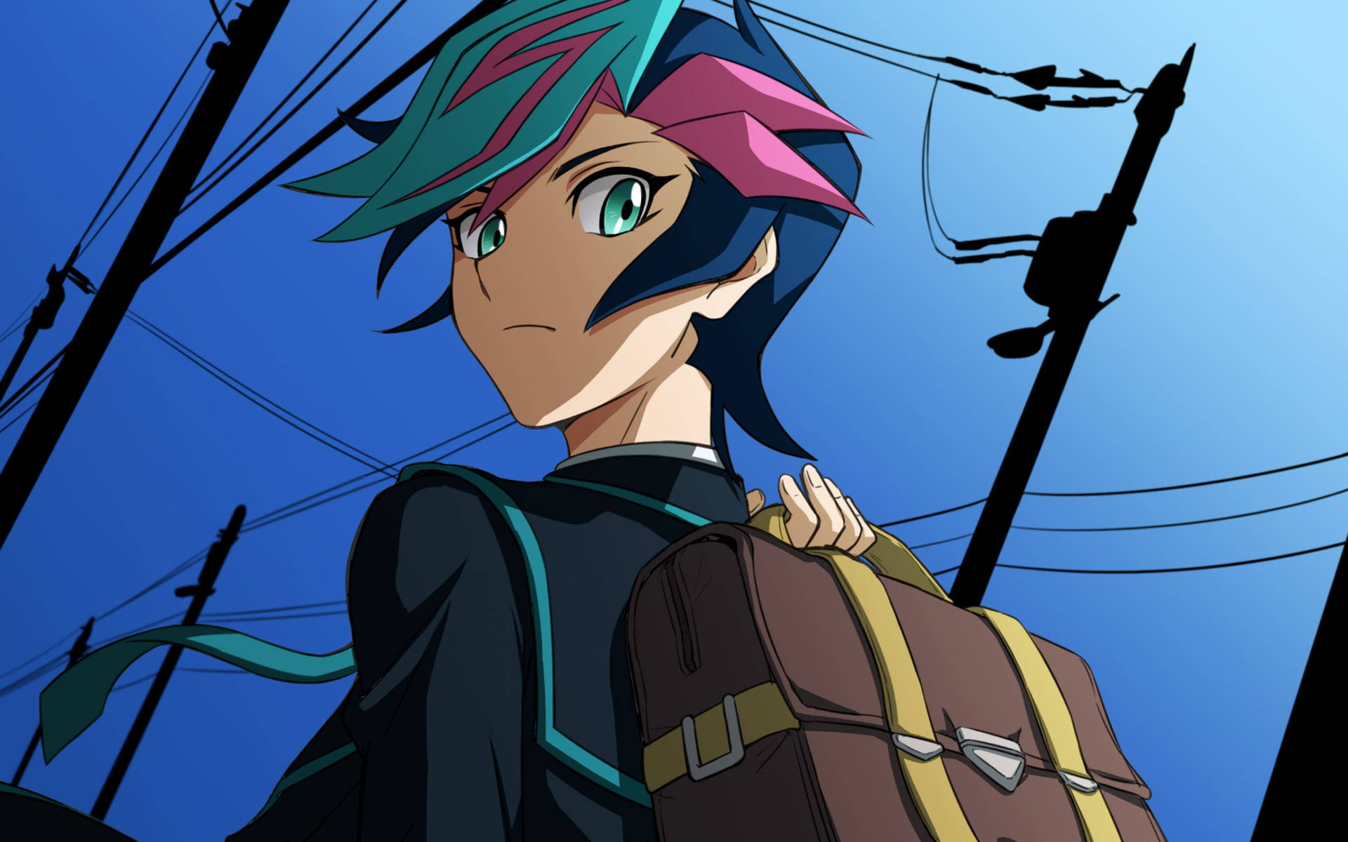 Yu Gi Oh 桌布 壁紙 — 一個堅定的動漫角色，擁有青色和粉紅色頭髮，在電線和晴朗藍天的背景下攜帶一個棕色手提箱。