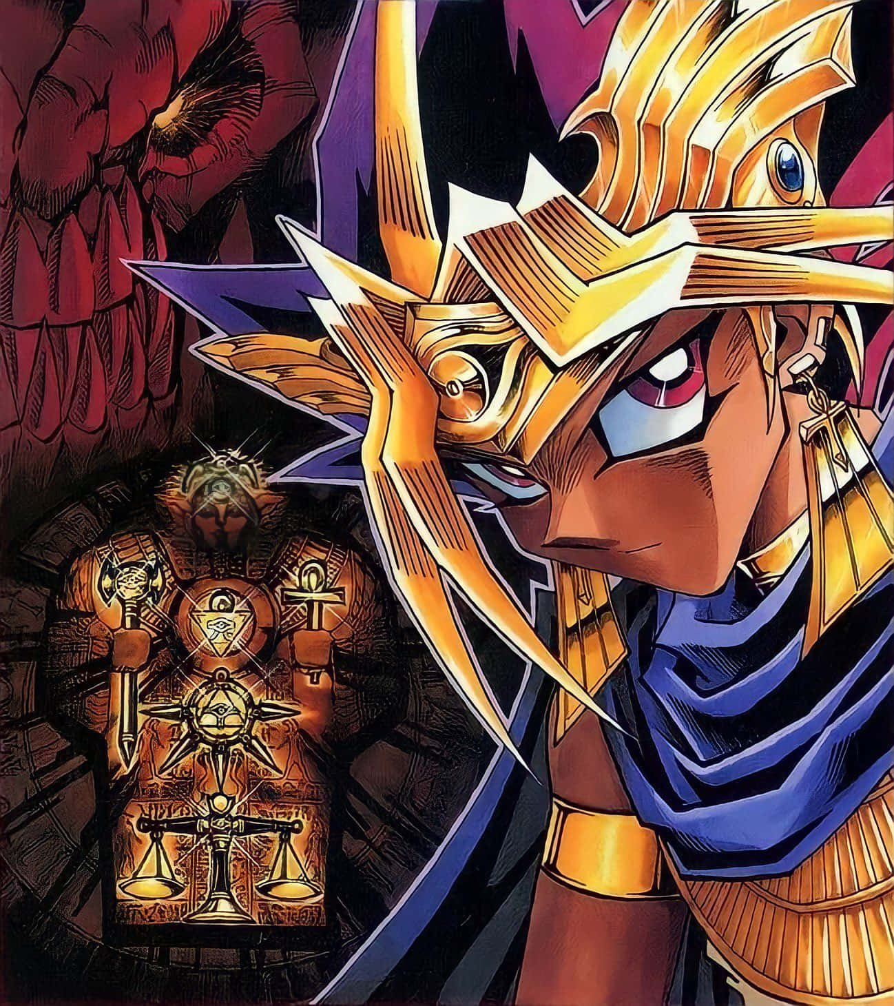 Pharaoh Atem 桌布 壁紙 — 一個堅定的動漫角色，身穿金色埃及盔甲，有一隻藍色眼睛和紅色標記，在深紅色背景下強烈凝視。