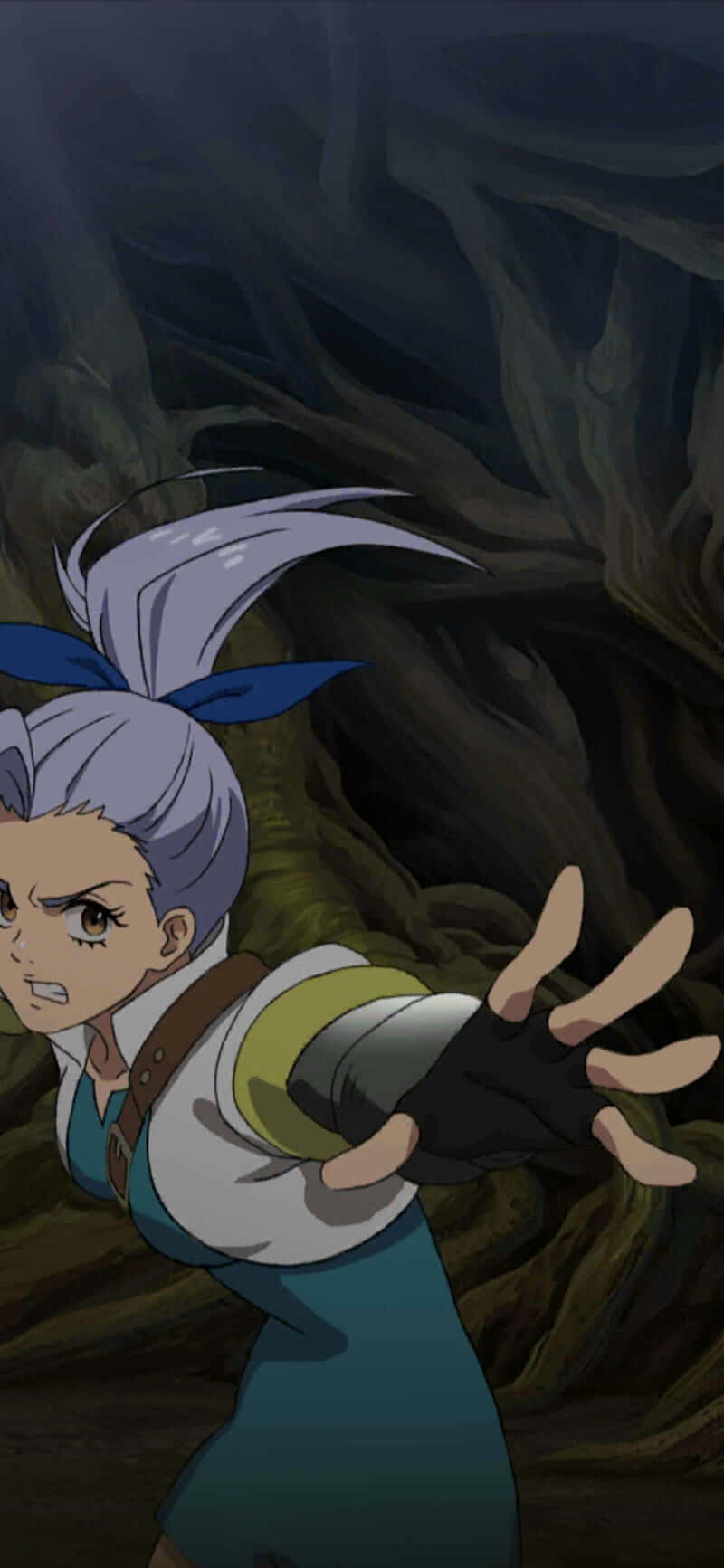 Seven Deadly Sins Jericho 桌布 壁紙 — 一個堅定的動漫角色，銀色頭髮和藍色絲帶，在黑暗的森林隧道中向前衝刺。