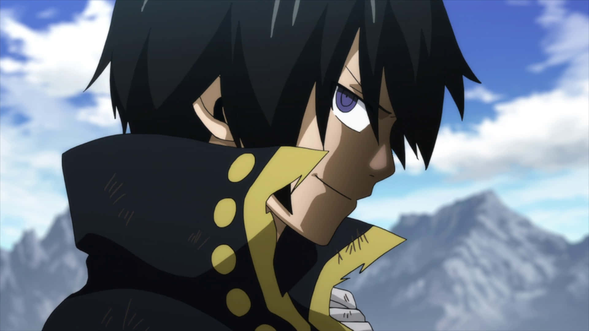 Zeref Dragneel 桌布 壁紙 — 一個堅定的動漫角色，黑髮紫眼，在明亮的藍天下，於山區景觀中向前凝視。