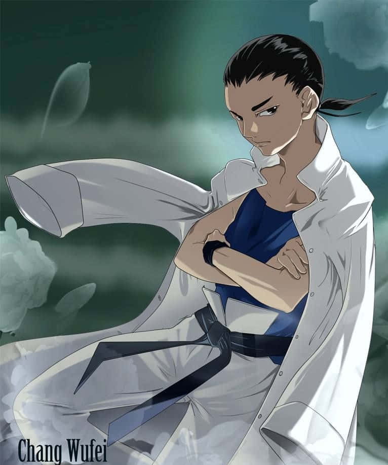 Wufei Chang 桌布 壁紙 — 一個堅定的動漫角色穿著白色武術服，繫著黑帶，雙臂交叉站在迷霧綠色的背景前。