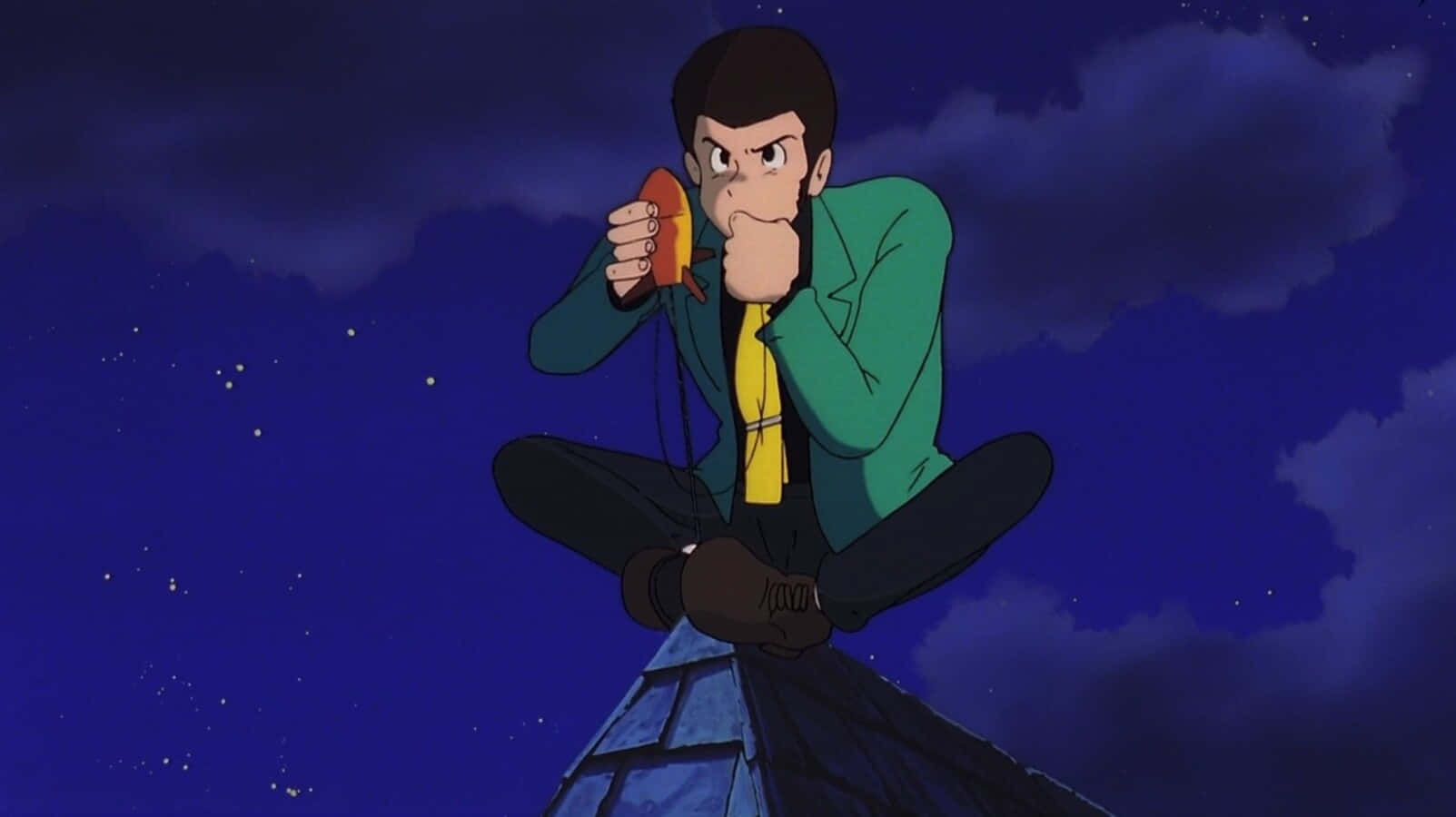 Lupin Iii The Castle Of Cagliostro 桌布 壁紙 — 一個堅定的動畫偵探穿著綠色外套，夜晚坐在屋頂上，在星空下將紅色電話貼在耳邊。