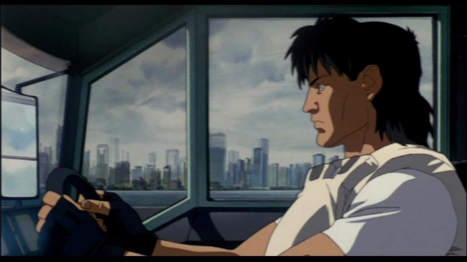 Ghost In The Shell Togusa 桌布 壁紙 — 一個堅定的動畫司機在駕駛艙內緊握方向盤，俯瞰著陰雲密布的天空下廣闊的城市景觀。