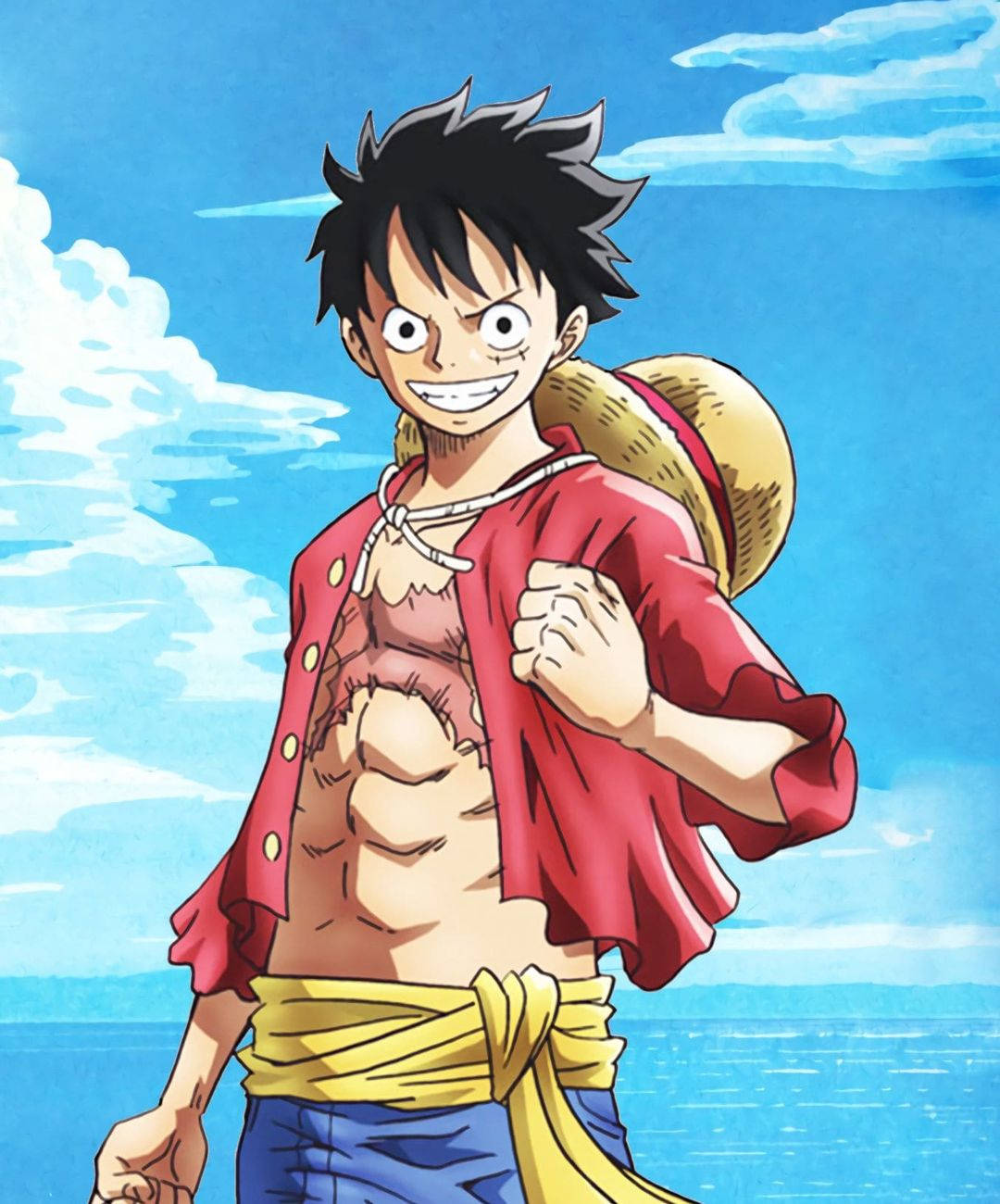 Luffy 桌布 壁紙 — 一個堅定的動畫海盜，有著尖刺的黑髮和草帽，自信地站在明亮的藍天和海洋前。