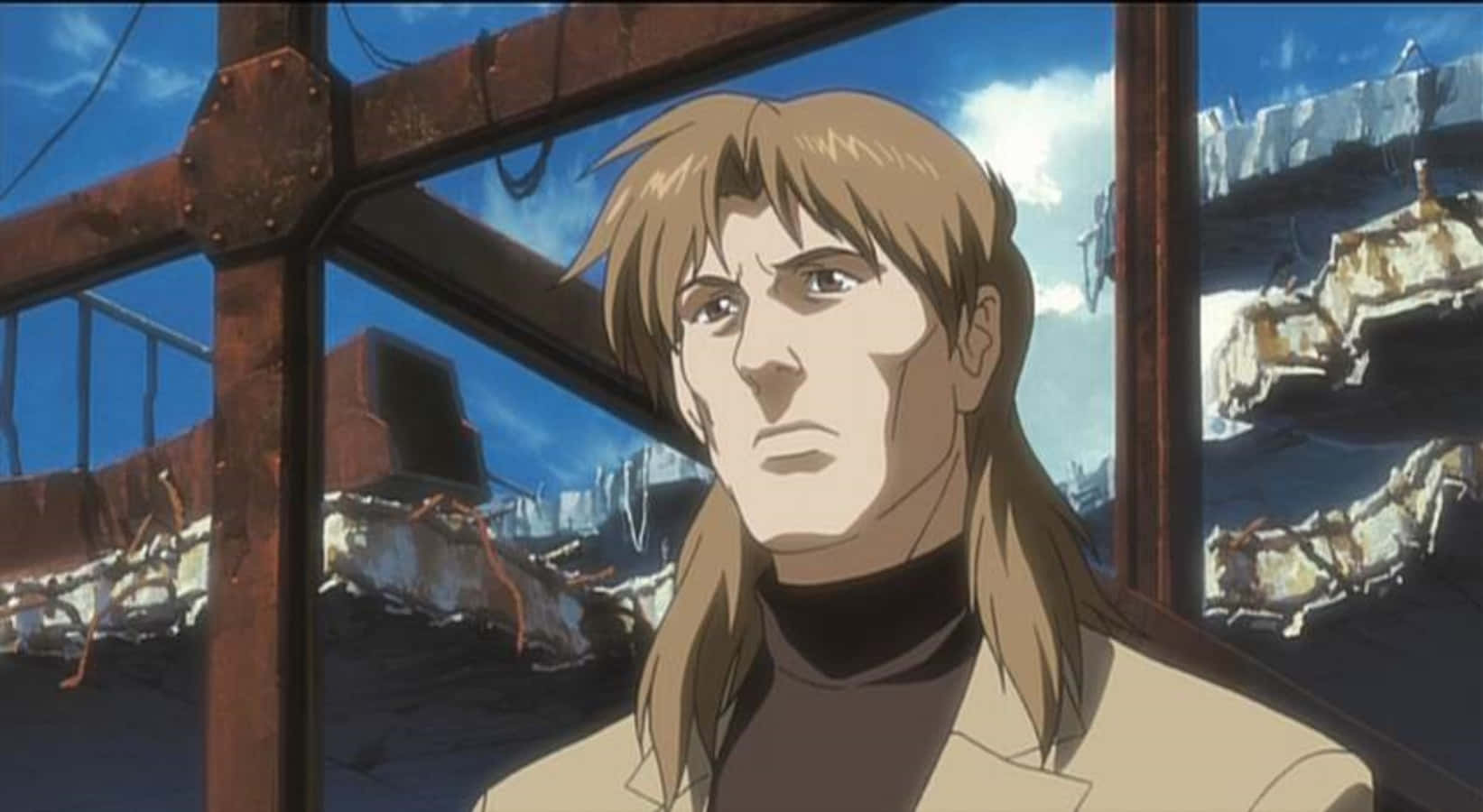 Ghost In The Shell Togusa 桌布 壁紙 — 一個堅定的動畫男子，長長的金髮，透過生鏽的窗戶凝視著廢棄的工業景觀，背景是明亮的藍天。