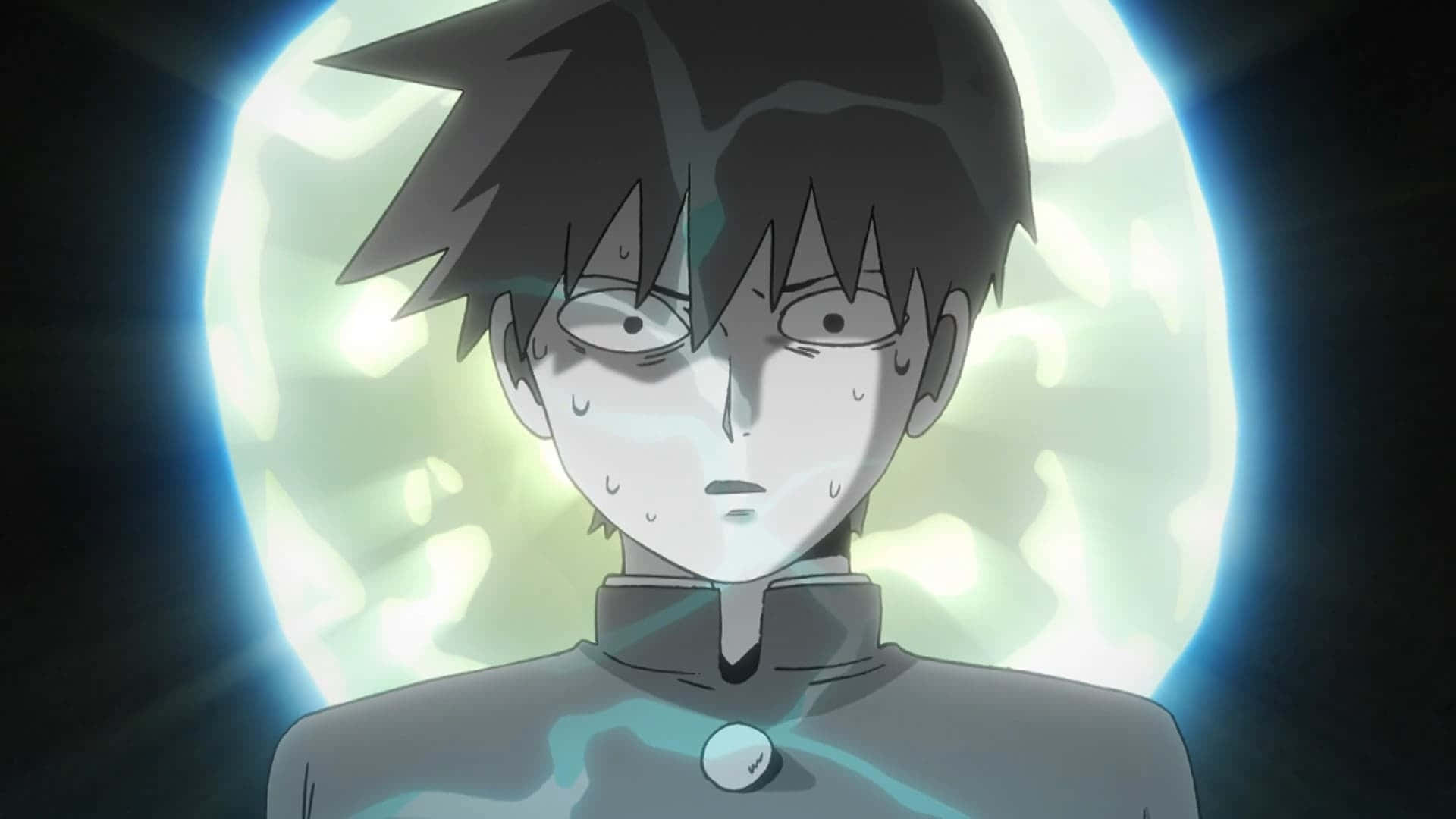 Mob Psycho 桌布 壁紙 — 一個堅定的動畫男孩，有著尖刺般的黑髮，站在發光的滿月前，臉上流著汗，穿著帶有白色鈕扣的深色制服。