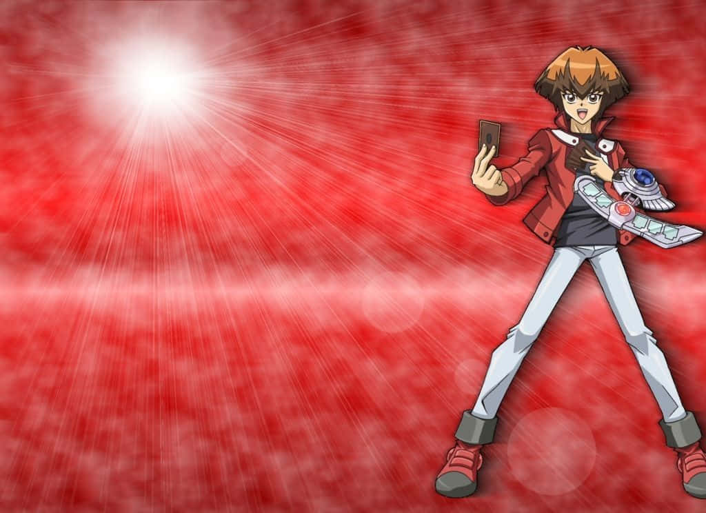 Jaden Yuki 桌布 壁紙 — 一個堅定的動畫男孩，身穿紅色外套和決鬥盤，站在帶有太陽光線的鮮紅色背景前。