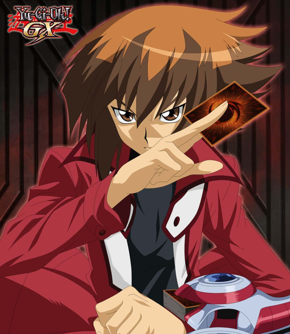 Jaden Yuki 桌布 壁紙 — 一個堅定的動畫男孩穿著紅色外套，坐在決鬥盤上，手持一張帶有眼睛圖案的發光卡牌。