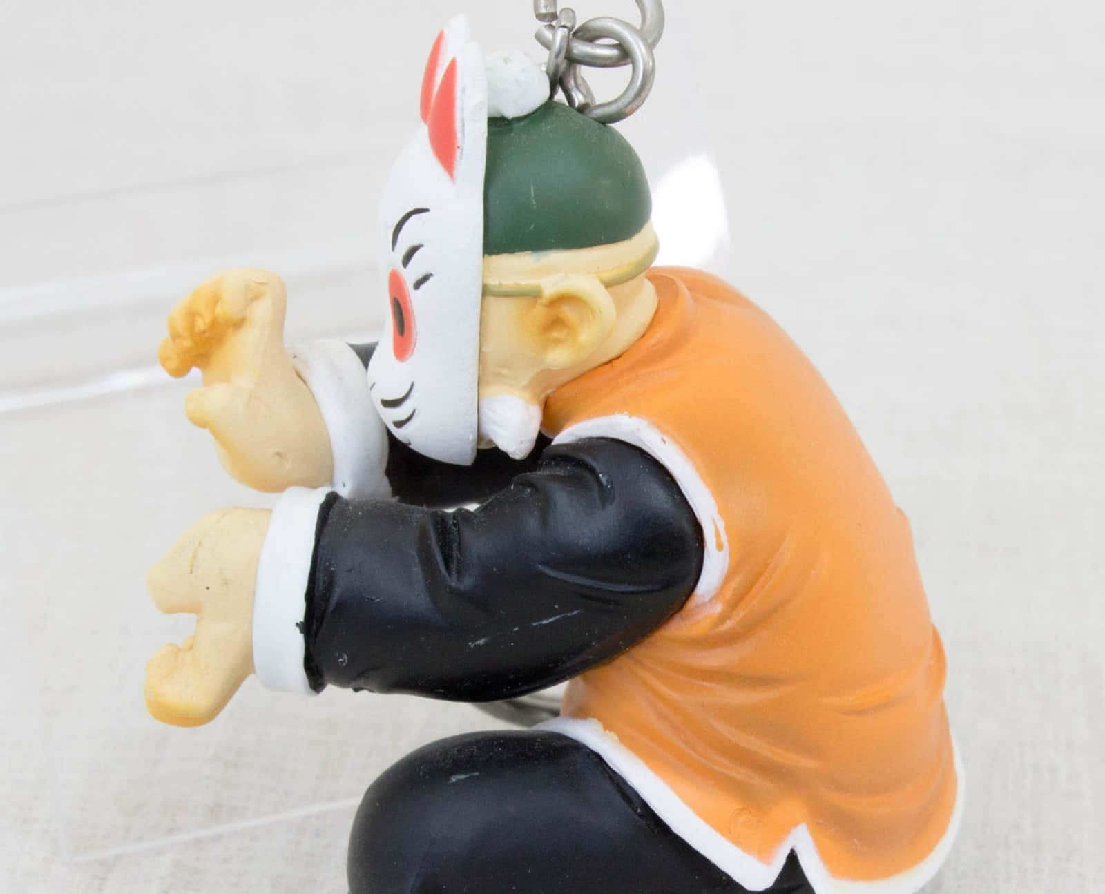 Grandpa Gohan 桌布 壁紙 — 一個塑膠動漫鎖匙扣公仔嘅特寫，穿著橙色同黑色嘅服裝，戴住白色兔仔面具。