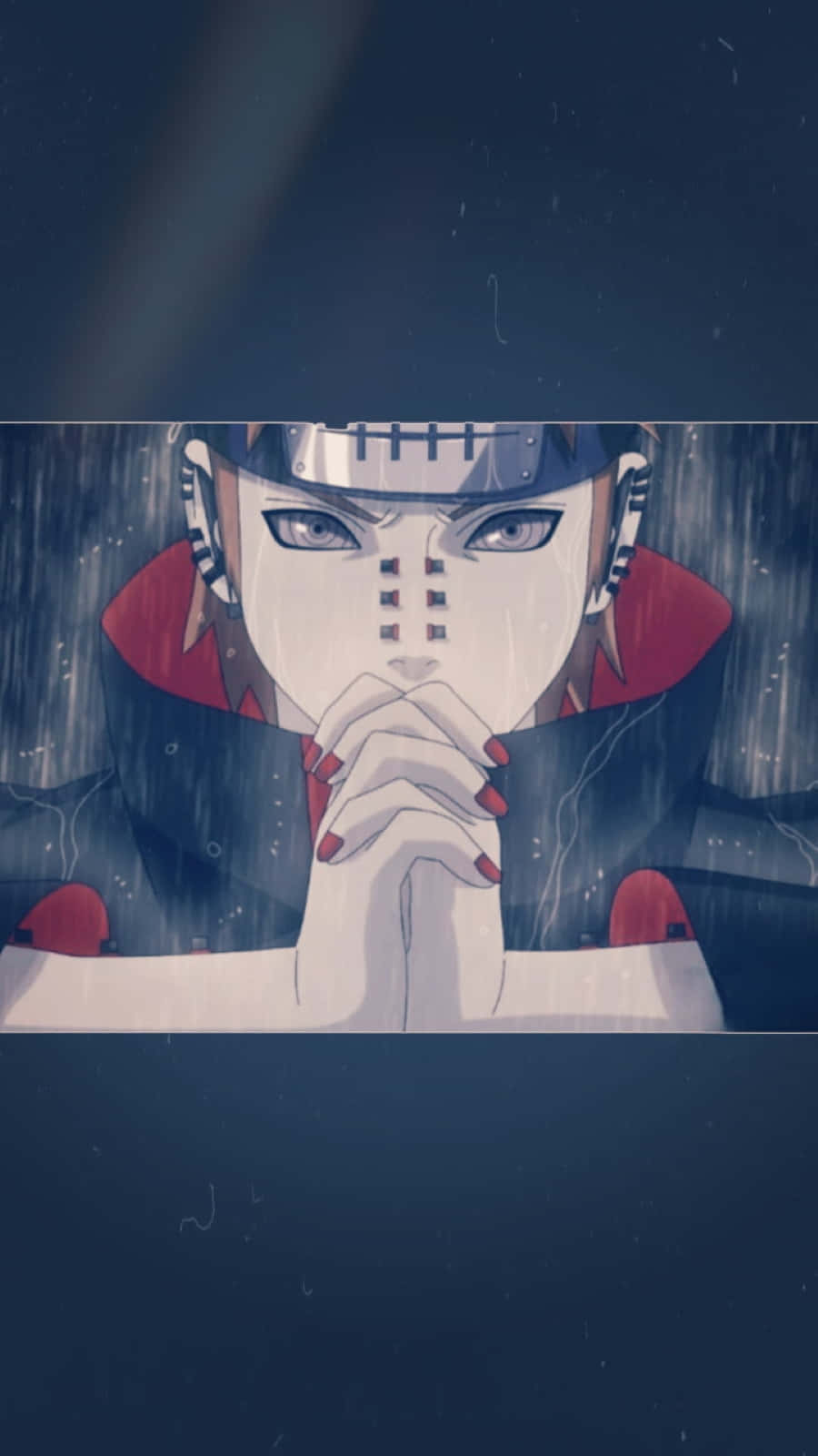 Akatsuki Poster 桌布 壁紙 — 一個塗著紅色指甲油的動漫角色在黑暗暴風雨背景下，於濕透的兜帽下緊握雙手。