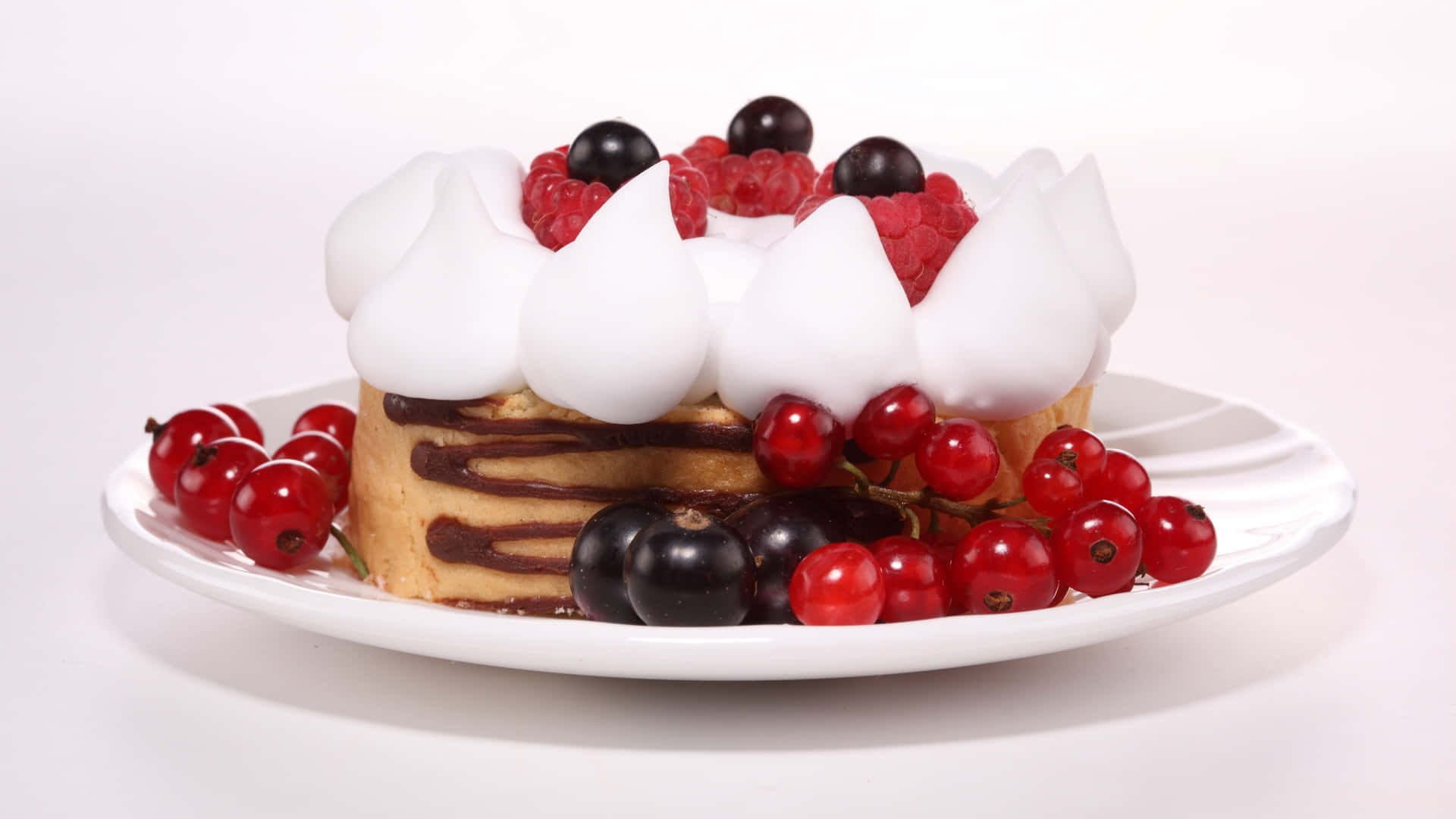 Cute Dessert 桌布 壁紙 — 一個多層蛋糕，淋上朱古力醬，上面放有忌廉和新鮮莓果，放在白色碟上。