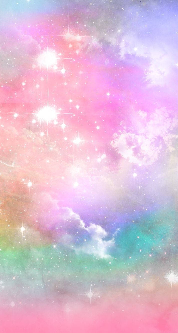 銀河 桌布 壁紙 — 一個夢幻的粉彩星系，帶有閃爍的星星和柔軟的雲朵，色調為粉紅、紫色和藍綠色。