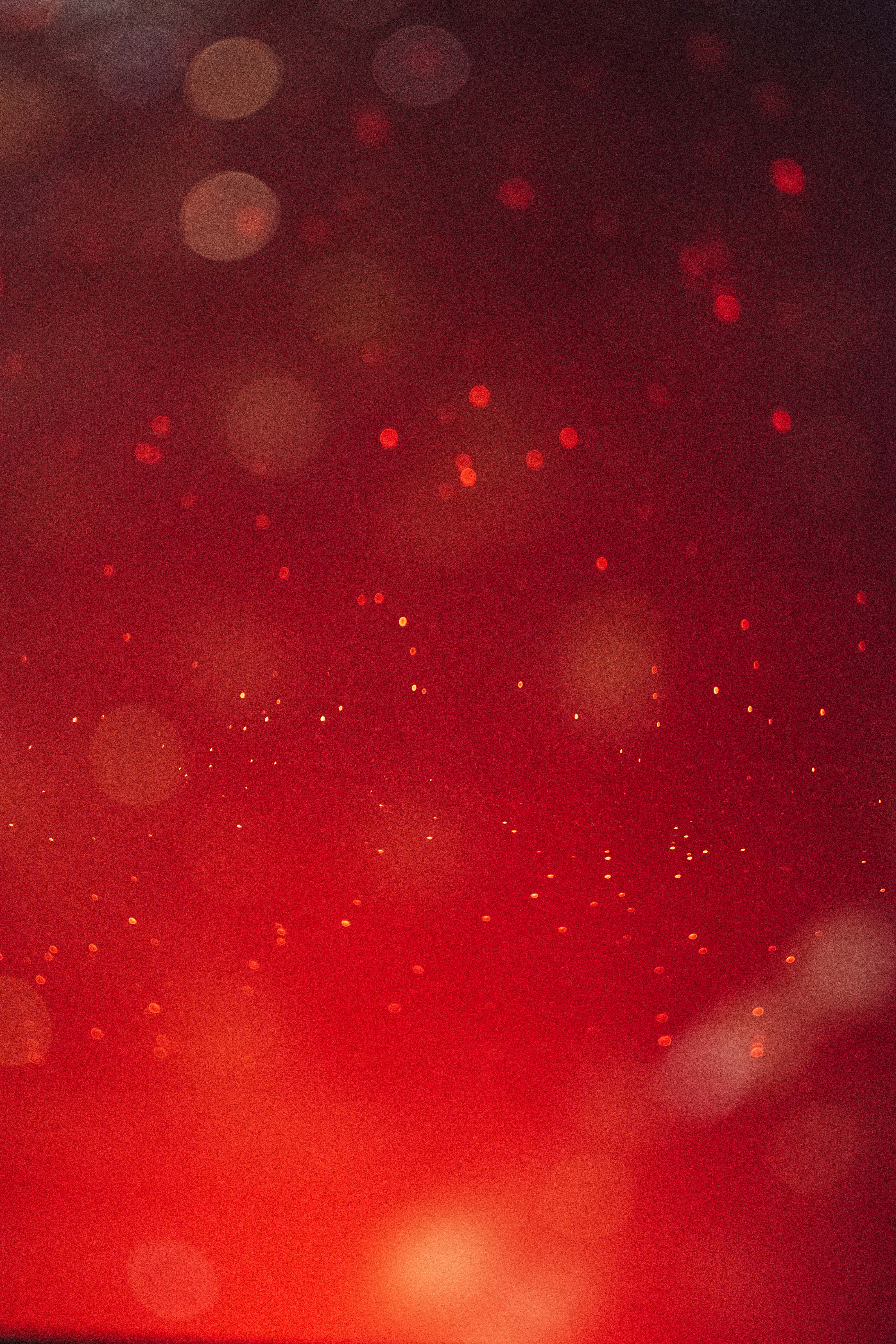 Red Space 桌布 壁紙 — 一個夢幻的紅色抽象背景，帶有柔和發光的散景燈光和散落的粒子。