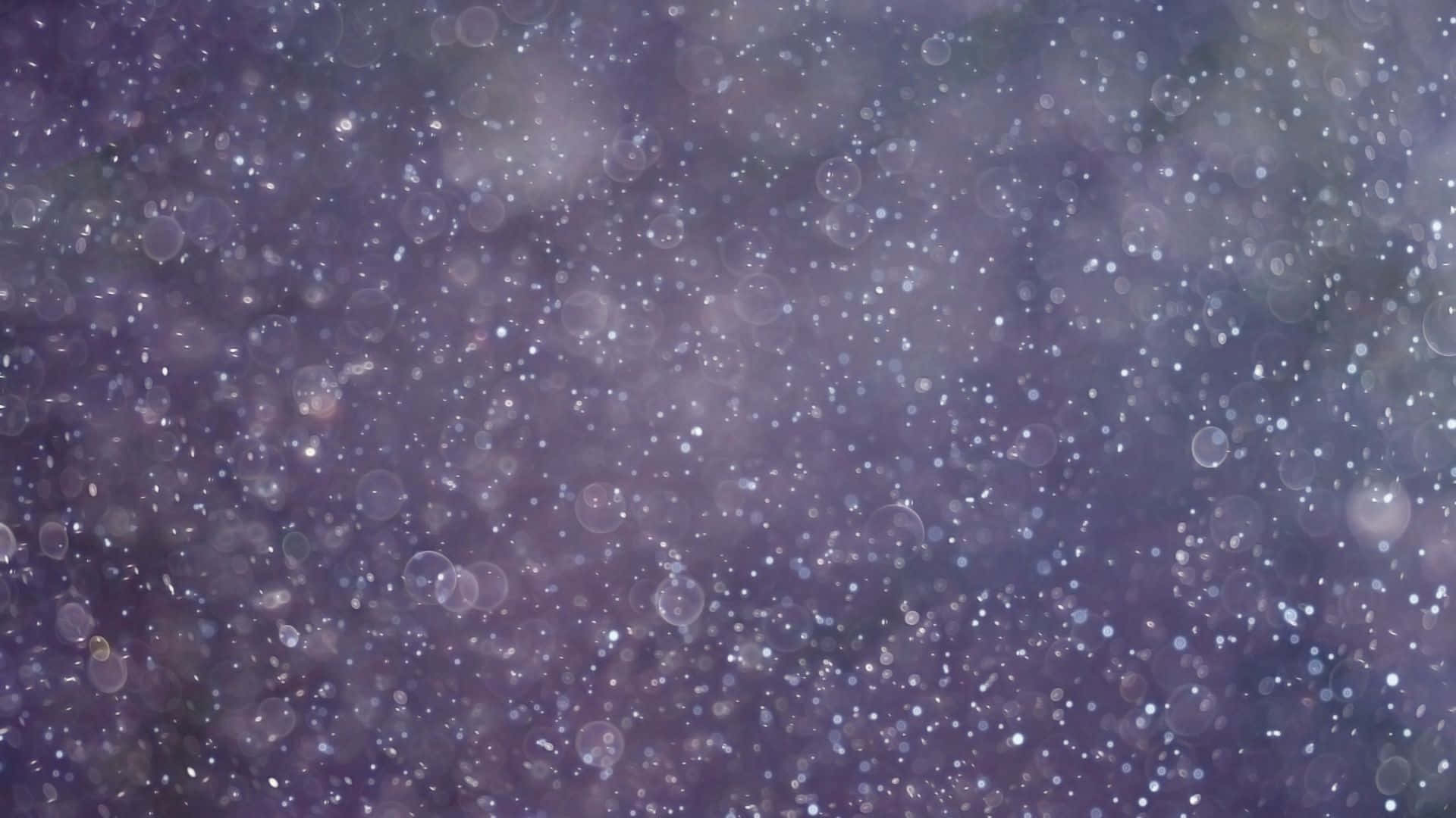 Cosmic Dust 桌布 壁紙 — 一個夢幻的紫色背景，充滿閃爍的散景燈光和柔和發光的粒子。