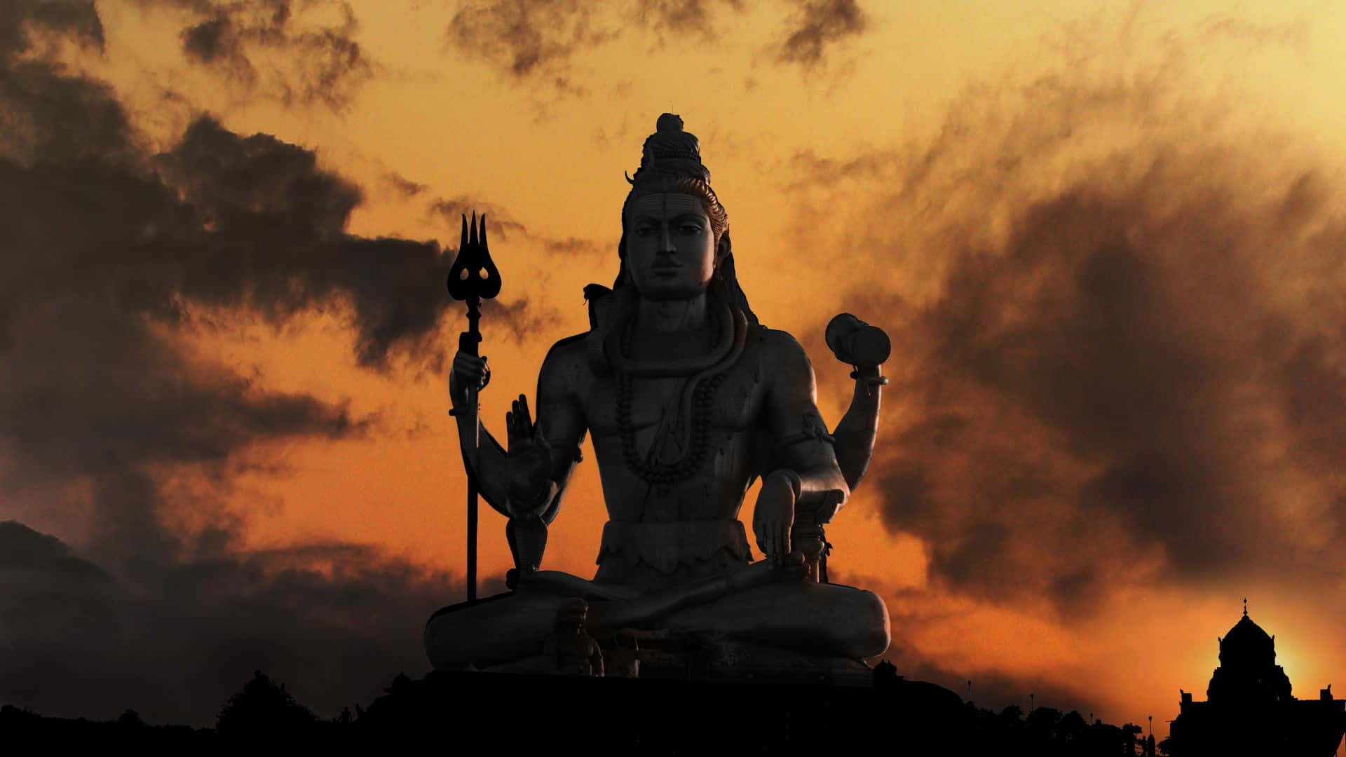 Shiva 桌布 壁紙 — 一個大型印度教神像的剪影，手持三叉戟和鼓，背景是帶有烏雲的熾熱橙色日落天空。