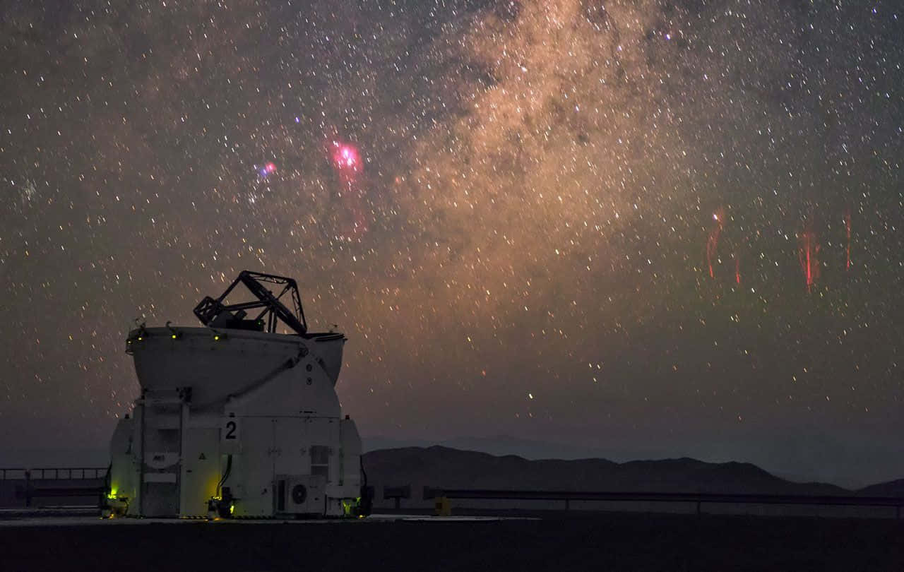 Space Observation 桌布 壁紙 — 一個大型天文台望遠鏡在充滿銀河和色彩繽紛極光的繁星夜空背景下呈現剪影。