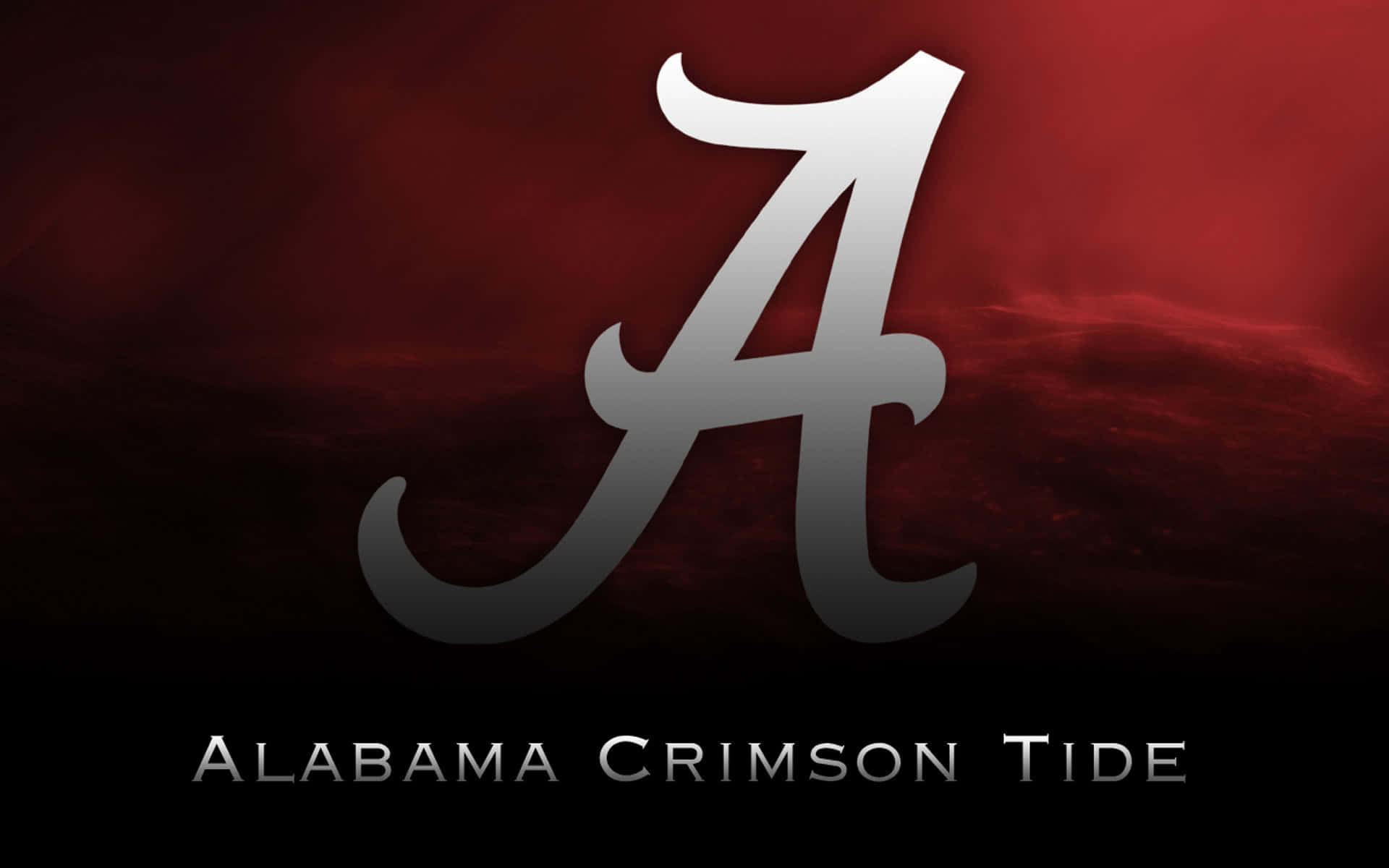 Alabama 桌布 壁紙 — 一個大型銀色草書A標誌在深紅色的紋理背景上發光，下方有「Alabama Crimson Tide」文字。