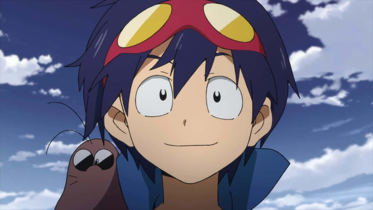 Gurren Lagann Simon 桌布 壁紙 — 一個大眼動漫男孩，深色頭髮，戴紅色護目鏡，在藍天白雲下微笑。