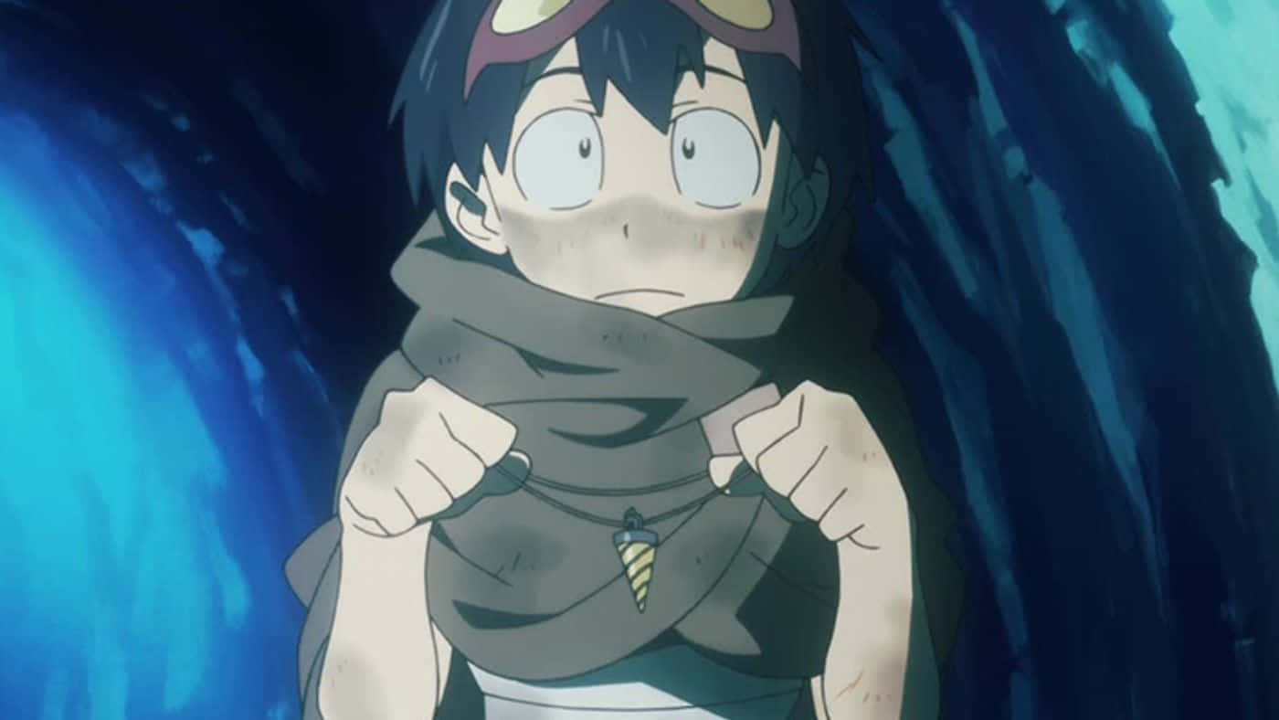 Gurren Lagann Simon 桌布 壁紙 — 一個大眼動畫男孩在黑暗洞穴中，在發光的藍光下緊握著一條帶有螺旋吊墜的項鍊。
