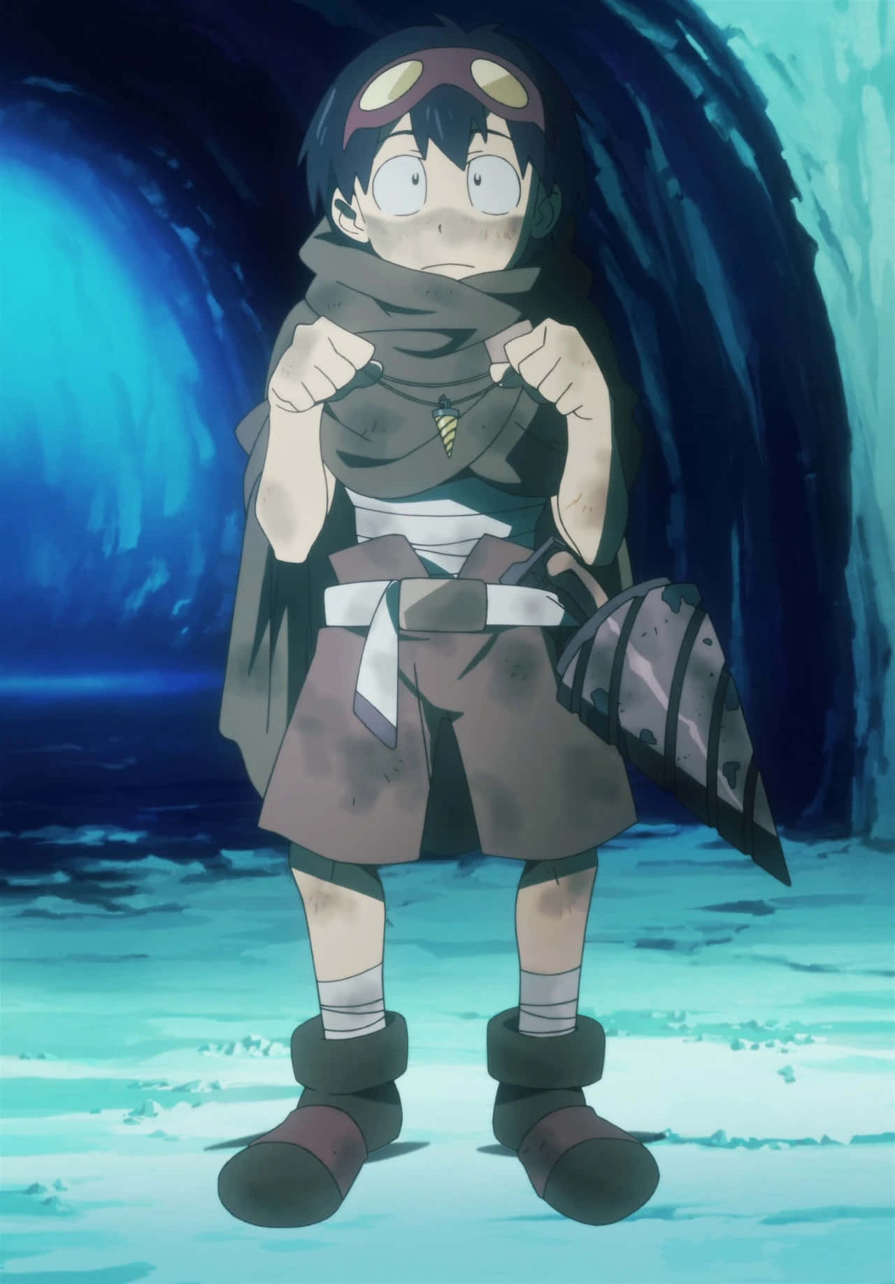Gurren Lagann Simon 桌布 壁紙 — 一個大眼動畫男孩穿著冒險裝備，站在發光的藍色洞穴中，緊抓著圍巾並手持劍。