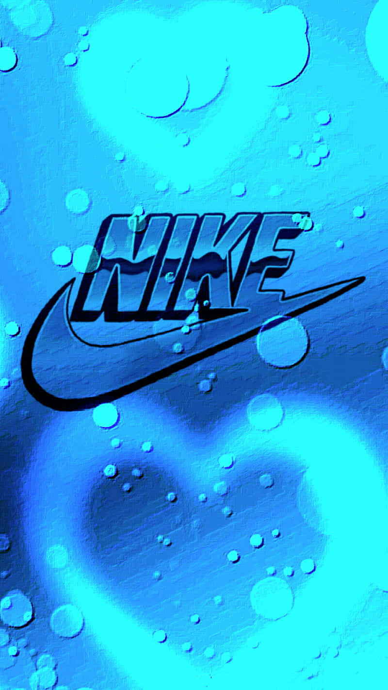 Blue Nike 桌布 壁紙 — 一個大膽的Nike標誌漂浮在帶有紋理的水面上，周圍是發光的藍色心形和氣泡。