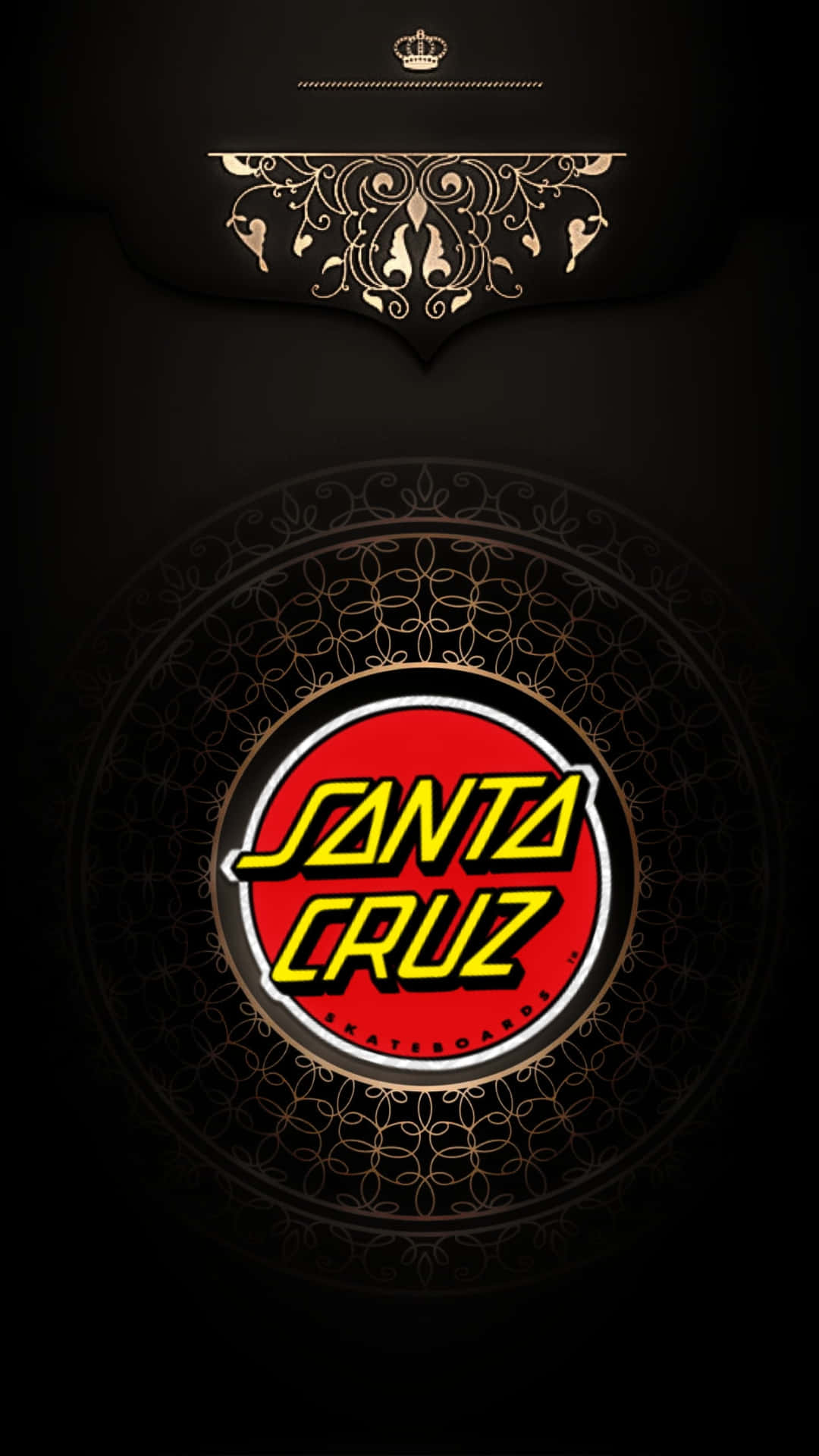 Santa Cruz 桌布 壁紙 — 一個大膽的Santa Cruz滑板標誌，以紅色和黃色為中心，置於黑色背景上，飾有華麗的金色花絲圖案。