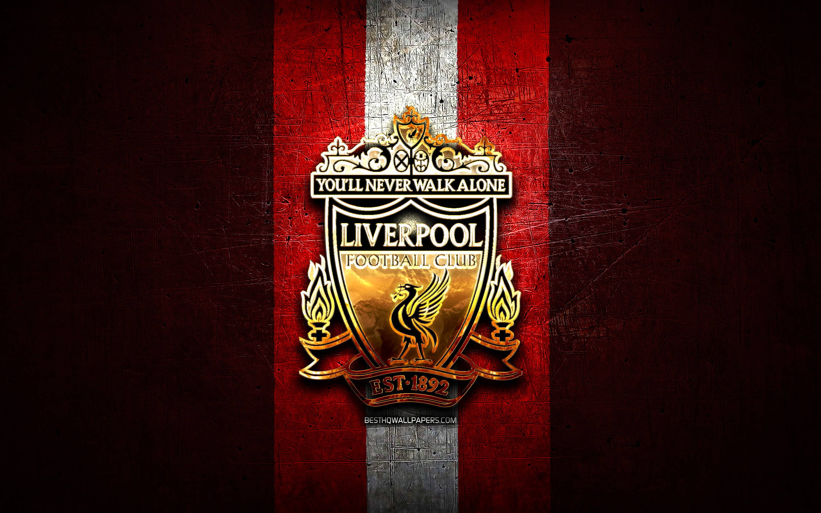 Liverpool Fc 桌布 壁紙 — 一個大膽的利物浦足球會徽章在帶有紋理的紅白條紋背景上閃耀著金色，帶有粗糙的金屬光澤。