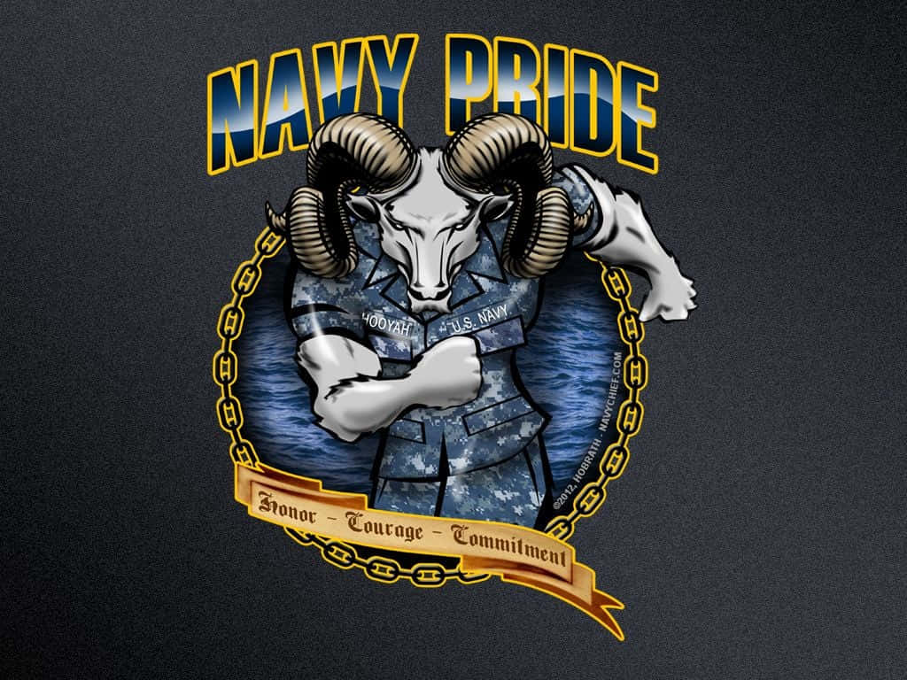 Navy 桌布 壁紙 — 一個大膽的圖形，一隻公羊穿著海軍迷彩制服，雙臂交叉，帶有鏈條邊框，下方有「NAVY PRIDE」文字。