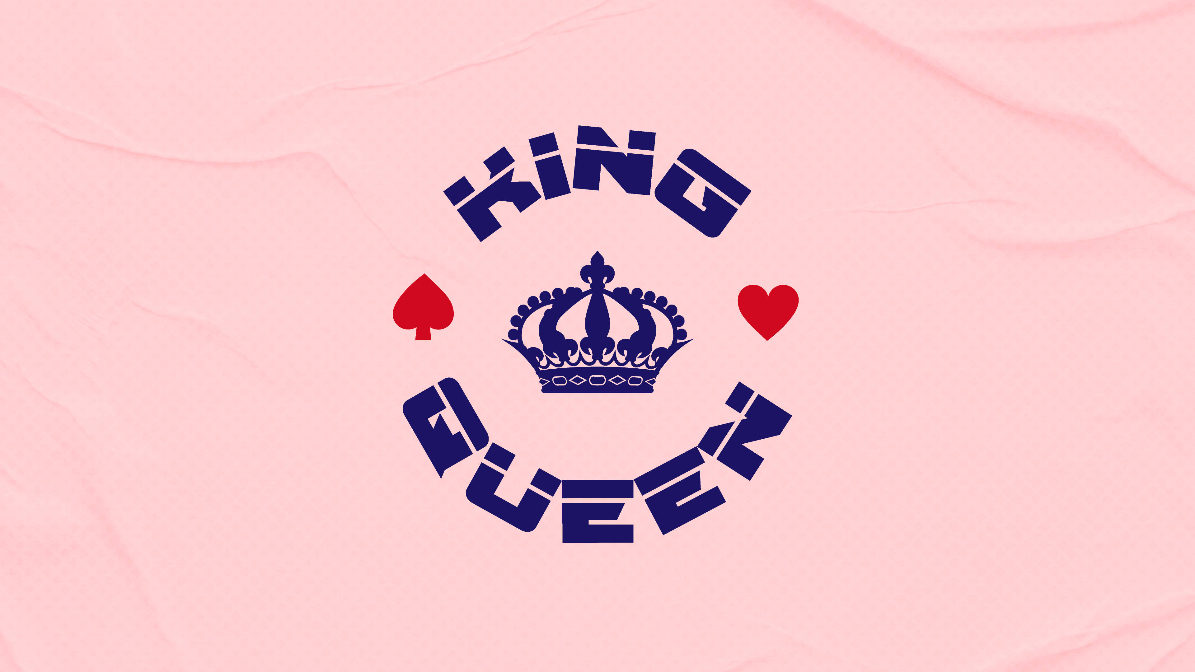 Queen 桌布 壁紙 — 一個大膽的圖形設計，以海軍藍色呈現「KING」和「QUEEN」字樣，並帶有皇冠和撲克牌符號，背景為柔軟的粉紅色皺褶布料。