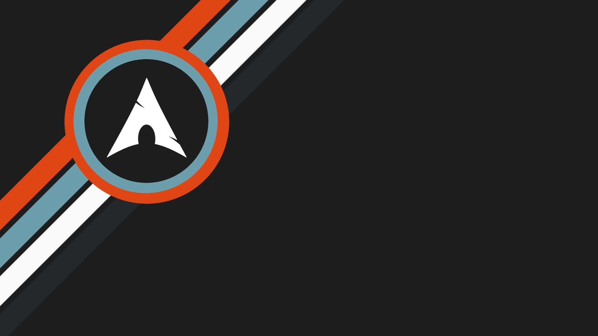 Arch Linux 桌布 壁紙 — 一個大膽的幾何標誌，白色箭頭位於圓形框架內，背景為深色並帶有對角線條紋。