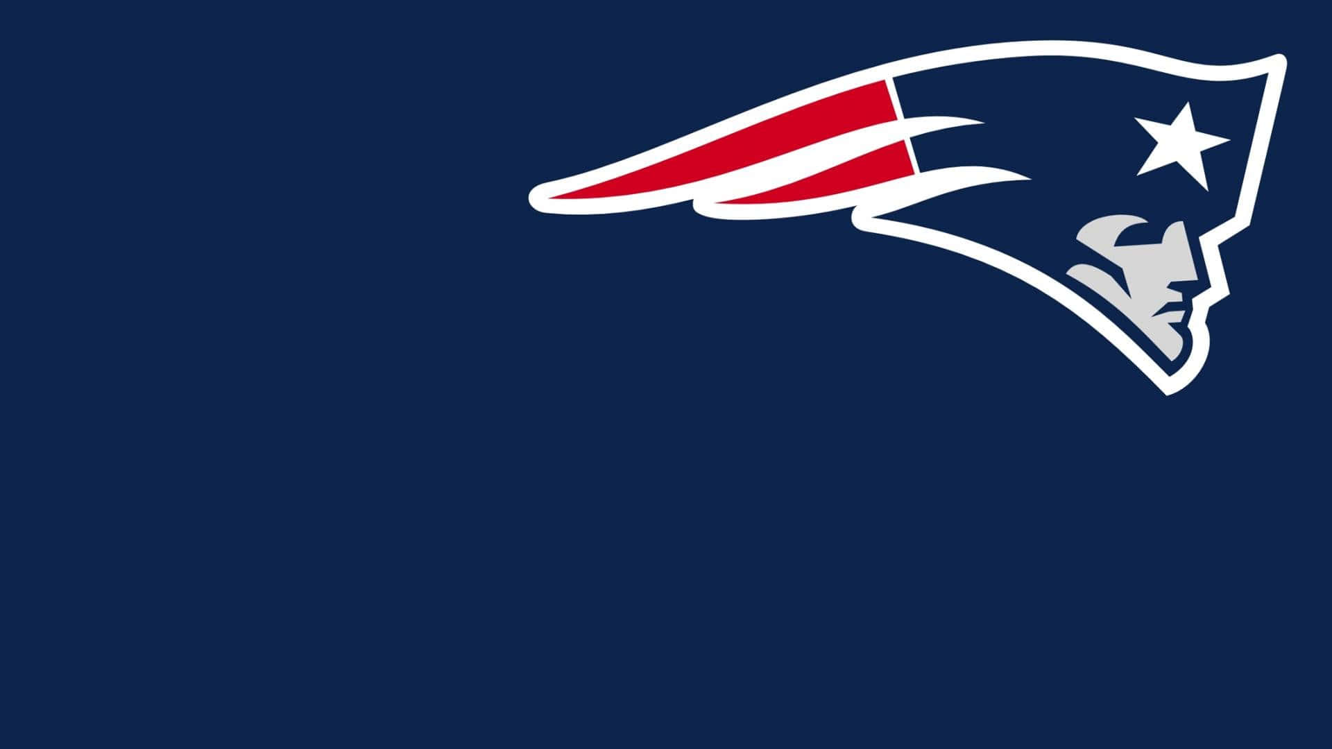 Patriots 桌布 壁紙 — 一個大膽的新英格蘭愛國者隊標誌，帶有銀色頭盔和星星，背景為海軍藍。
