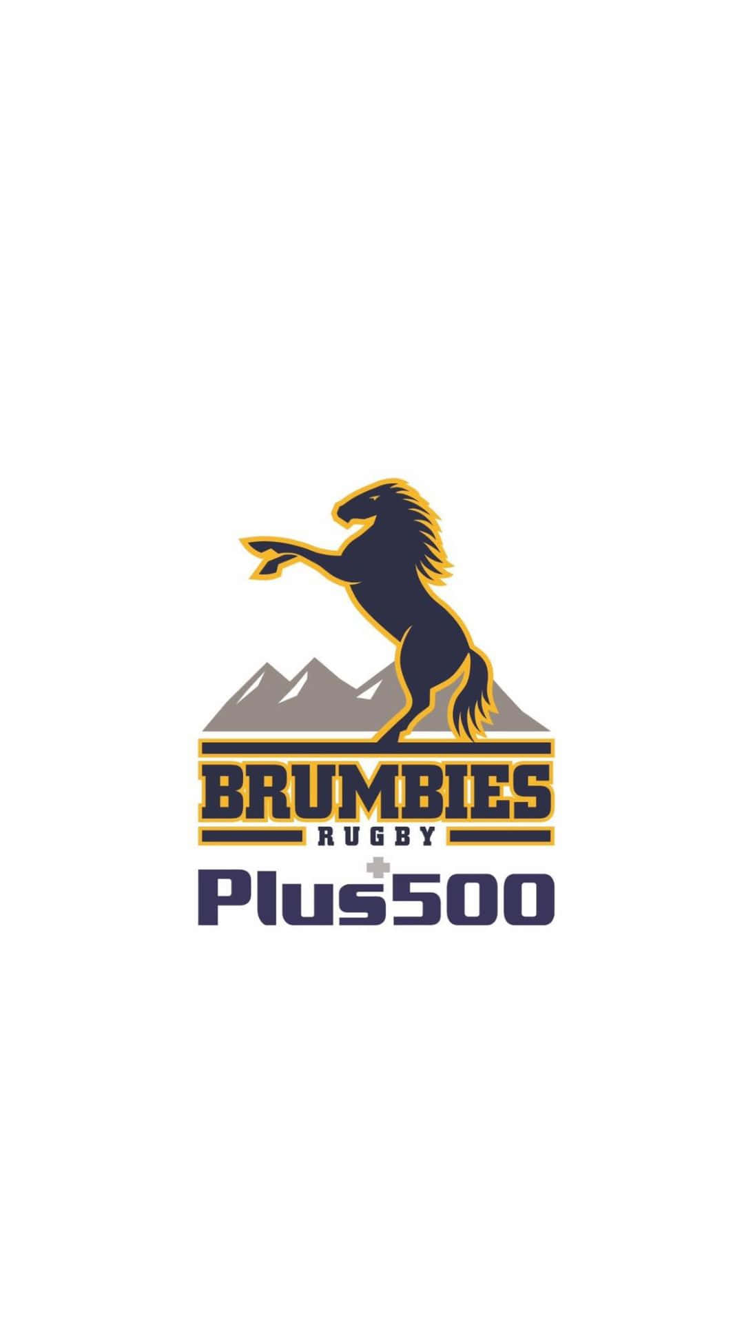Brumbies 桌布 壁紙 — 一個大膽的標誌，灰色山脈上有一匹帶金色輪廓的黑色馬匹揚起前蹄，下方有「BRUMBIES RUGBY」和「Plus500」文字。