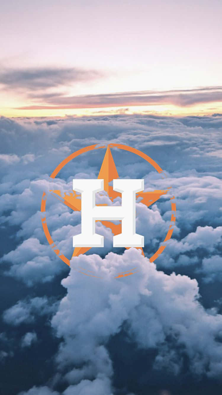 Astros 桌布 壁紙 — 一個大膽的白色H字，帶有橙色星爆標誌，漂浮在日落時分的蓬鬆雲層之上。
