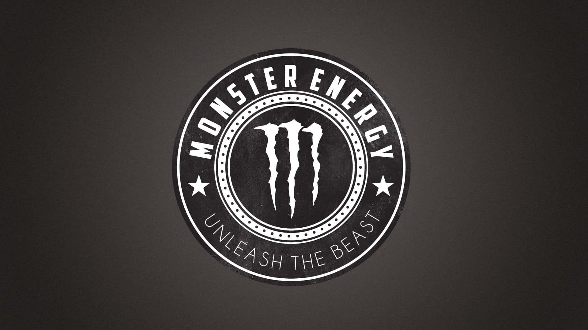 Monster Energy 桌布 壁紙 — 一個大膽的白色Monster Energy標誌，帶有爪痕和星星，居中在深灰色漸變背景上。