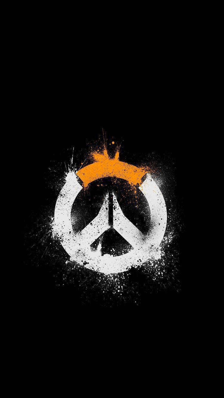 遊戲 桌布 壁紙 — 一個大膽的白色Overwatch標誌，帶有橙色飛濺皇冠，背景為純黑色。